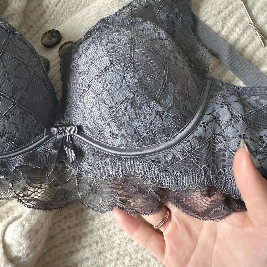 Ako Akoさんのインスタグラム写真 - (Ako AkoInstagram)「❥ プチプラでも高品質な大人のランジェリー👙  ニュートラルランジェリーのブラジャーは かわいいだけじゃなくて機能性も抜群なんです✨  小胸さんでもノンワイヤーで驚くほど盛れる♪ ノンワイヤーだから着け心地も良くて 脇高デザインが脇肉や、背中のお肉もすっきり綺麗に𖤐´- 後ろ姿美人になれます𓈒 𓏸𓈒𓂂𓂃♡     圧縮されてポスト投函なのも手軽でいいですね📮 　  明日、12/4 20時より 今年最後の楽天市場スーパーセールが開催されます🛍️  通常価格2,980円が 50％OFFクーポン利用で半額の1,490円に！  クーポンは @lingerie_neutral の プロフィールURLから取得できます(*˘︶˘*).｡.:*♡  #ニュートラルランジェリー #楽天市場　 #下着 #育乳 #ランジェリーショップ #冬コーデ #ノンワイヤーブラ #ナイトブラ #ニュアンスカラー #楽天スーパーセール #バストケア #おとなかわいい #ルームウェア #下着通販 #可愛い下着 #ランジェリーから始めるおしゃれ」12月3日 17時03分 - akokako