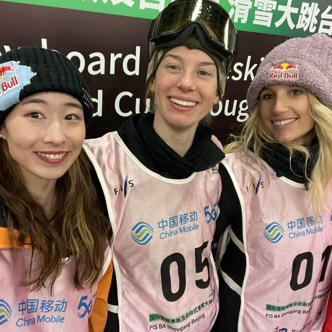 鬼塚雅さんのインスタグラム写真 - (鬼塚雅Instagram)「. Good week here in Beijing🇨🇳 Stoked to end up 3rd!! Thanks Anna and the Austrian team for lending me the wax.🙏  北京でのワールドカップ3位でしたっ🥉  別にオリンピックを引きずってたわけではないけど、 スタート台から見る同じ景色、同じ空気だと 勝手に身体が震えてきちゃって🫨  この1週間、もうあの時の私ではないと言い聞かせてました。  結果あの時転けたcab1260も着地できて、 成績も出せて、 本当にあの時の私のままではないなってにこってしてます😊  今回コーチしてくれた @tatsuki_inamura @takashi_nishida81 @taku_ride.on.board ありがとう🩵  つぎもがんばるぅ  📷 and 💆 @ryuhey_tbt   #ISPS #RedBull #artisticandco #fjanck #ようきペットクリニック #samanthathavasa #nitrousa #electric #cwx  #swix #スリックハウス #スノーボード #snowboard #beijing #北京  #グローバルWiFi #gobeyonder」12月3日 17時06分 - miyabionitsuka