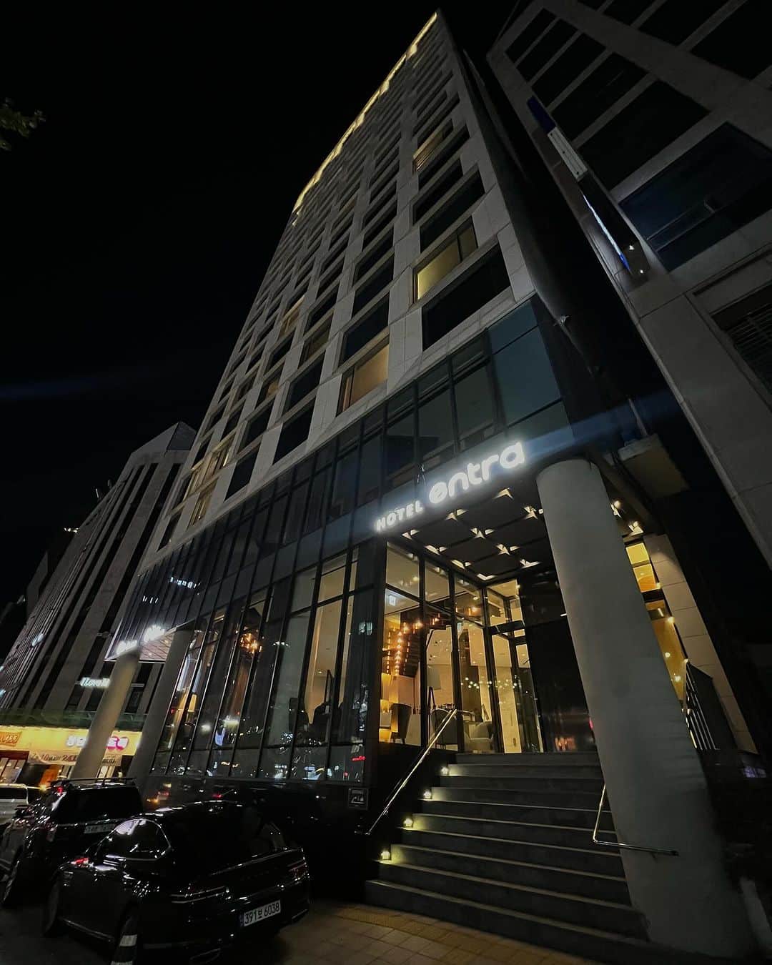 須田朱音さんのインスタグラム写真 - (須田朱音Instagram)「ᴄʜᴇᴄᴋ ɪɴ  📍𝗛𝗢𝗧𝗘𝗟 𝗲𝗻𝘁𝗿𝗮 도산대로 508  今回も江南のホテルに泊まりました。 お部屋とバスルーム、景色もとっても綺麗だった‼︎ スーパーキングサイズのベッド最高ぉ〜🛏️  フロントのお兄さんがとっても親切で、 2泊3日気持ちよく過ごせました♡  #韓国 #韓国ホテル #江南ホテル #hotelentra」12月3日 17時08分 - akane_godo