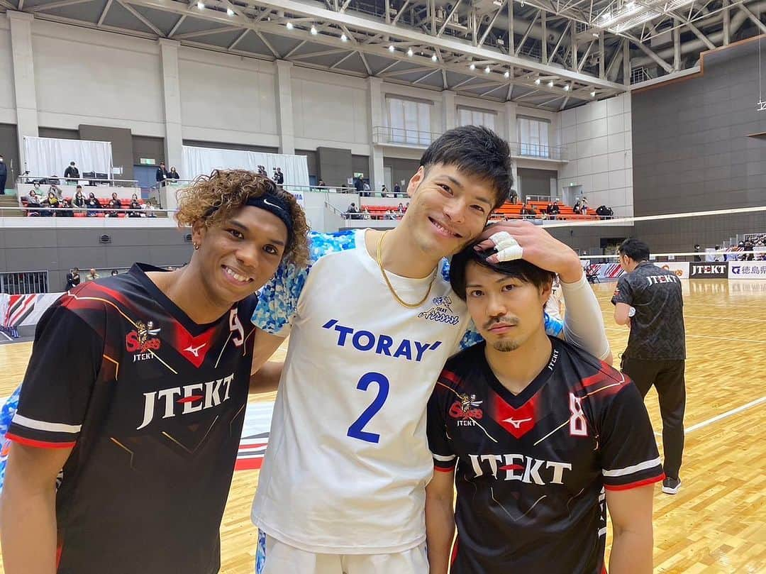 高橋健太郎さんのインスタグラム写真 - (高橋健太郎Instagram)「ジェイテクト戦2連敗。 今週末も徳島大会沢山のご声援ありがとうございました🙏 必ず這い上がって自身の目標、チームの目標達成のため全力であがいていきます。 関田さん、豪ちゃん来週の天皇杯もよろしくお願いします🔥 #心は一つ  #TORAYARROWS #セキタマサヒロという男  #豪ちゃん」12月3日 17時08分 - k.e.n.t.a.r.o