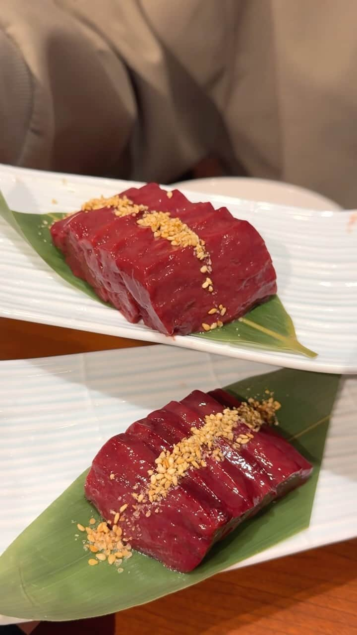 大見さなえのインスタグラム：「渋谷『本格大衆焼肉 飯田屋』 毎朝芝浦市場で仕入れる 鮮度抜群のホルモンを味わえる町焼肉🥩 ⁡ 【特製生タン塩】 冷凍を一切していない生タン！ タン元を使用してて柔らかジューシー✨ ⁡ 【上レバー】 角がピンっと立っていて美しい🥺 プリサクッと食感のレバーはごま油をつけて。 ⁡ 他にもハツ刺しや、名物もつしゃぶ、 スープも飲み干したくなる冷麺など🍜 ⁡ 店内 開放的な空間で気軽に通いやすいお店。 テーブルと個室もあります！ ーーーーーーーーーーーーーーーーーーーーーー •ハツ刺し  900円 •生キムチ  600円 •特製生タン塩 (1人前5枚) 2400円 •上レバー  1200円 •もつしゃぶ  1400円 •名物冷麺  900円 ーーーーーーーーーーーーーーーーーーーーーー ⏰ 17:00～23:00 日曜営業 📍  東京都渋谷区道玄坂1-17-10 第2宝ビル 1F ーーーーーーーーーーーーーーーーーーーーーー #飯田屋 #本格大衆焼肉飯田屋 #渋谷グルメ #渋谷焼肉 #東京グルメ #東京焼肉 #めぐログ_神泉 #めぐログ_焼肉 #焼肉 #yakiniku」