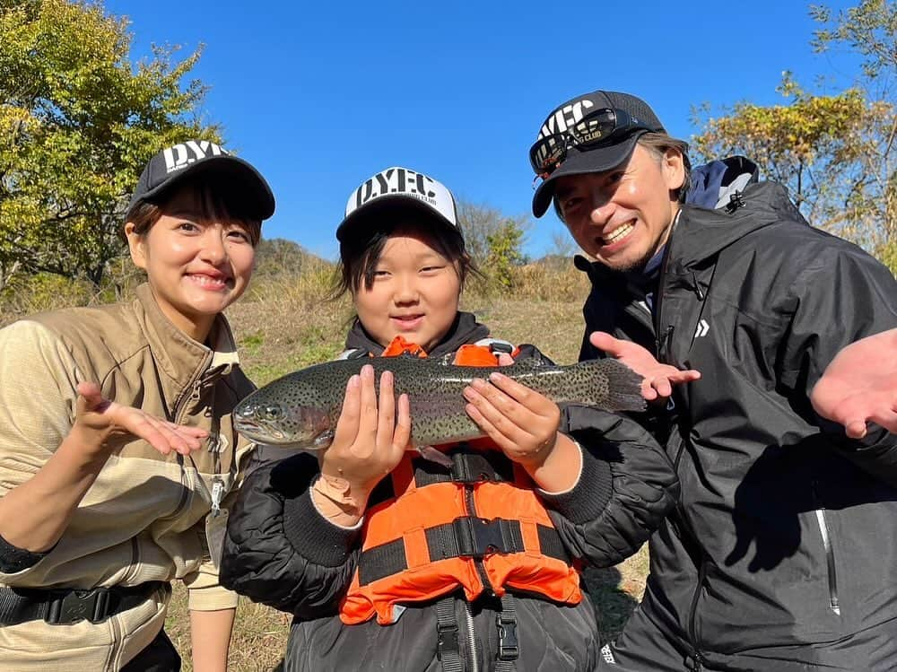 晴山由梨さんのインスタグラム写真 - (晴山由梨Instagram)「DYFCトラウトルアースクールin神奈川県愛川  雲ひとつない青空のもと、 お魚もご機嫌よく最後までよく釣れてくれました😊🌈  トーナメント大会では全員45cmオーバーを釣り上げ、 見事チーム賞をGET😍🏆 子ども達たいへんよくがんばりました💮  今年のDYFCスクールはこれにて全日程が終了！ 今年は悪天候で中止になることもなく、 全日程無事に開催することができてよかったです✨  参加者の皆さま、スタッフの皆さまありがとうございました🌸  #dyfc #釣り教室 #フィッシングフィールド中津川」12月3日 17時14分 - hareyama_yuri