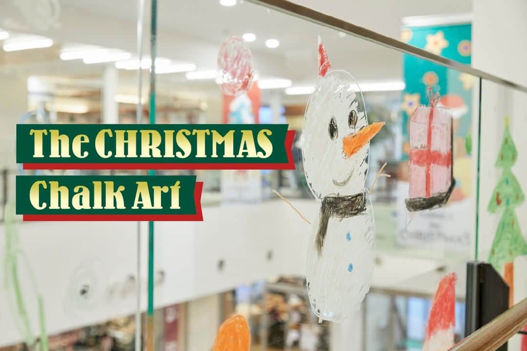 たまプラーザ テラスのインスタグラム：「たまプラーザ テラスの​ （（　EVENT 📢 　））  いよいよホリデーシーズン到来🎁 館内のガラスデッキも、素敵なイラストでクリスマスを盛り上げます！  ／ ライブパフォーマンスで描く 「The CHRISTMAS Chalk Art」 ～Share the fun！十人十色のクリスマスの楽しみを一つのアートの世界に～ を開催しました🎄 ＼ 　 Chalk and Sign Art Projectがプロデュース！ ガラスにも描けるチョーク「キットパス」を使い、 初日にはチョークアーティストがライブパフォーマンスを披露🖍🎨 ワークショップでは、家族みんなで のびのびとお絵描きを楽しみました✨ 　 出来上がった作品は12/24(日)まで展示いたします😊 お買い物のついでに、個性豊かなイラストをぜひご覧ください🎅⛄️ 　 📍ゲートプラザ2F  セカンドコートおよびガラスデッキ 【展示期間】12/3(日)～12/24(日) ※チョークアートは、触れると手や衣服が汚れてしまう可能性がございます。 お手を触れないようにご注意くださいませ。  🌿━…━…━…━… 参考になったら​、 いいね&保存してくださいねっ​😊🌟 　 「私を、かなえる場所。たまプラーザ テラス」 @tamaplaza_terrace ━…━…━…━…🌿  #たまプラーザテラス #たまプラーザterrace #たまプラーザ #たまプラ #たまプラーザ駅 #リニューアル #東急 #田園都市線 #商業施設 #ショッピングセンター #イベント #クリスマス #チョークアート #アートイベント #キットパス #chalkandsignartproject #チョークアンドサインアートプロジェクト #ライブアート #チョークアーティスト」