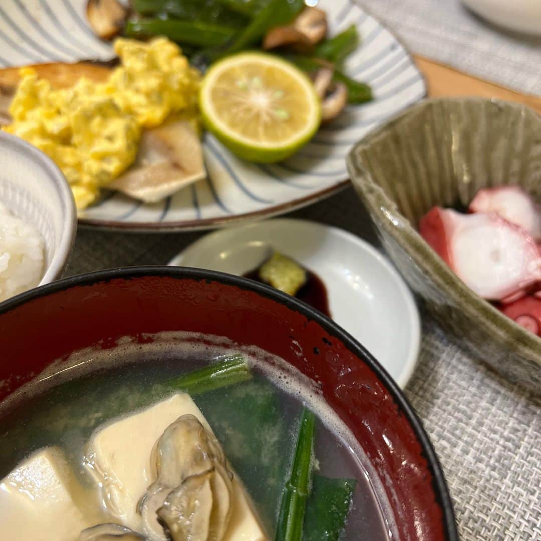 SHUUBIさんのインスタグラム写真 - (SHUUBIInstagram)「#定期 #おうちごはん #秋 #旬のもの #旬を味わう #料理 #料理記録 #簡単料理 #手抜きごはん #手抜き料理 #働く女性 #食べたもので身体は作られる #音楽家の食卓 #クリスマスでもなんでもない　#家庭料理」12月3日 17時10分 - shuubihidemi