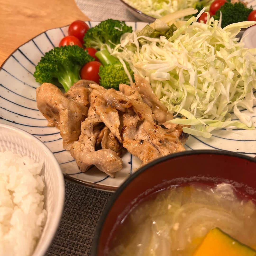 SHUUBIさんのインスタグラム写真 - (SHUUBIInstagram)「#定期 #おうちごはん #秋 #旬のもの #旬を味わう #料理 #料理記録 #簡単料理 #手抜きごはん #手抜き料理 #働く女性 #食べたもので身体は作られる #音楽家の食卓 #クリスマスでもなんでもない　#家庭料理」12月3日 17時10分 - shuubihidemi