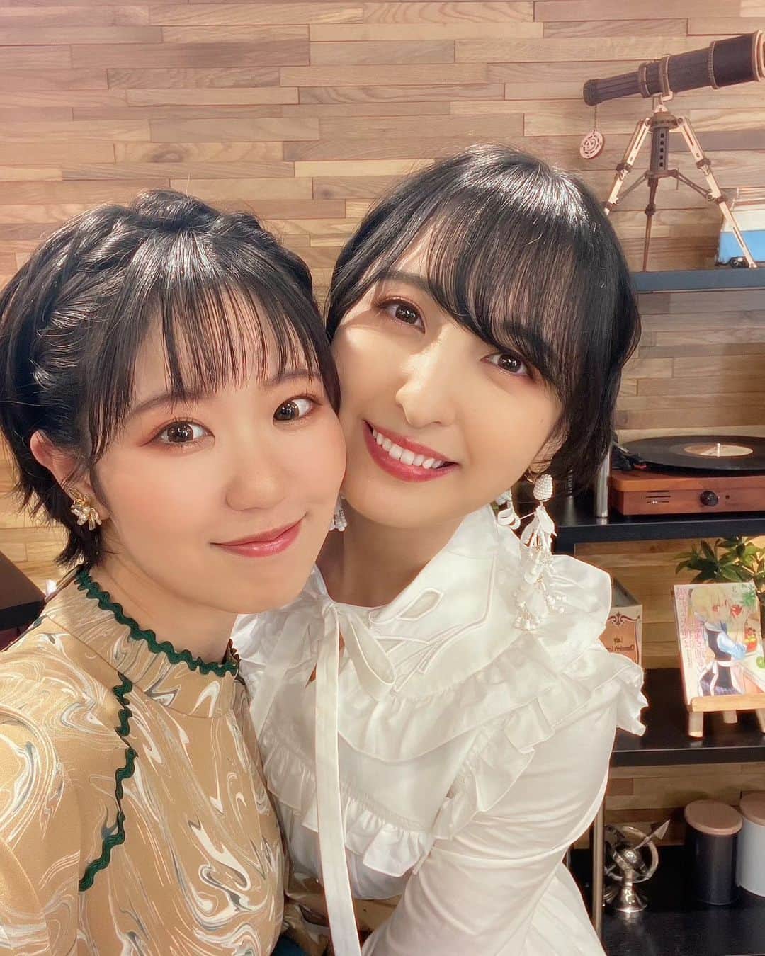 東山奈央のインスタグラム：「今夜21時からは、  TVアニメ『愚かな天使は悪魔と踊る』  YouTube特番があります👼  あやねると一緒で嬉しかった💞 メインキャストも同世代で、共学のクラスみたいなわちゃわちゃした現場でした！（笑）  皆さんにも楽しい空気が伝わるといいなっ！  ぜひご覧くださいね📺️」