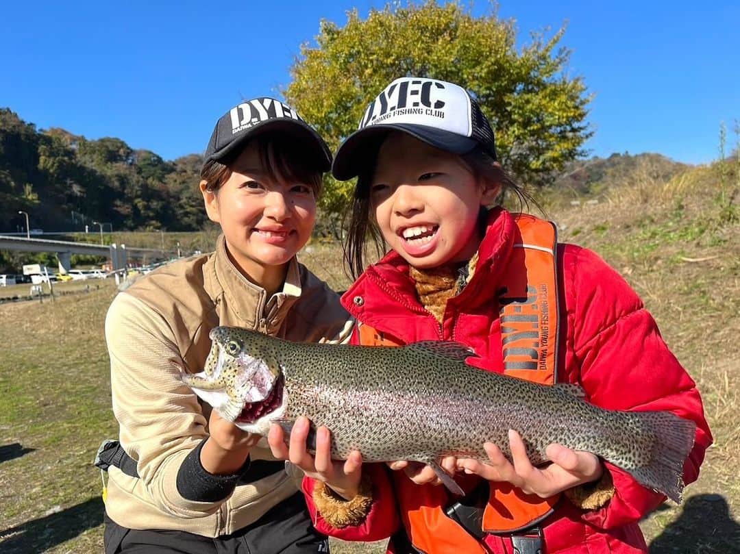 晴山由梨のインスタグラム：「DYFCトラウトルアースクールin神奈川県愛川  雲ひとつない青空のもと、 お魚もご機嫌よく最後までよく釣れてくれました😊🌈  トーナメント大会では全員45cmオーバーを釣り上げ、 見事チーム賞をGET😍🏆 子ども達たいへんよくがんばりました💮  今年のDYFCスクールはこれにて全日程が終了！ 今年は悪天候で中止になることもなく、 全日程無事に開催することができてよかったです✨  参加者の皆さま、スタッフの皆さまありがとうございました🌸  #dyfc #釣り教室 #フィッシングフィールド中津川」