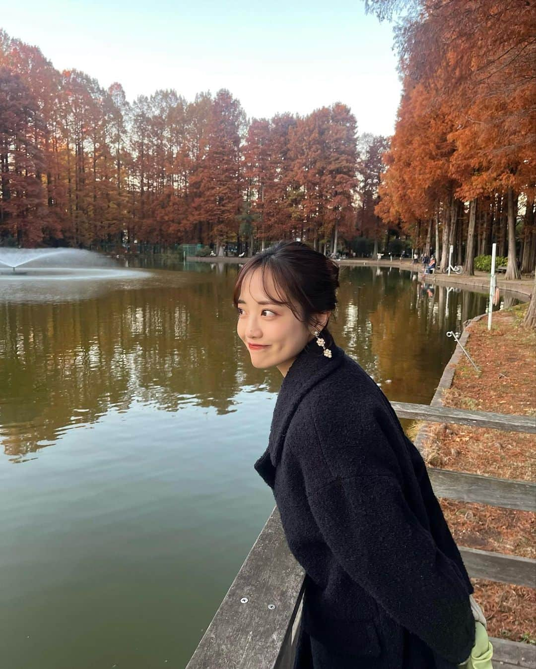 岩本千波のインスタグラム：「公園お散歩🍁 ニットにお団子するの最近好き！！！♡🍡🎀  #小柄コーデ #小柄女子 #小柄ファッション #低身長コーデ #低身長女子 #低身長ファッション #149cmコーデ #150cmコーデ#秋服#秋服コーデ #きれいめカジュアル#冬服#冬服コーデ#ニット#ヘアアレンジ」