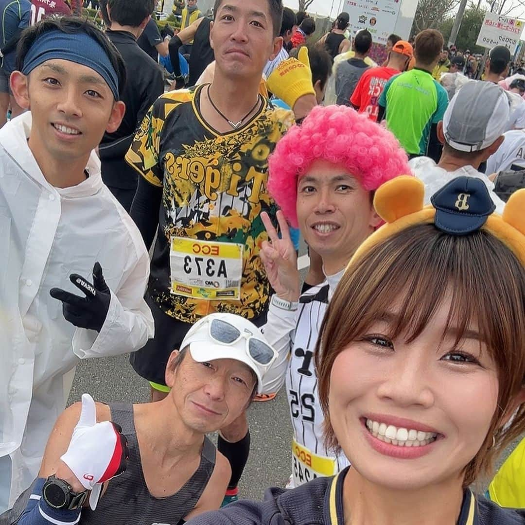 きゃっするひとみーさんのインスタグラム写真 - (きゃっするひとみーInstagram)「#小野ハーフマラソン 今年も楽しく坂と遊んできました😂✨ 野球好きな私としては、小野ハーフマラソンで赤星さんを見てやっと野球シーズンが終わる感じですね😎笑  少し遠いしコースも笑えるくらいの登りと下りを繰り返すけど🫨笑（もうほんまに下りが下りすぎて、膝終わるかといつも思う😂）  なんかクセになる大会。 福知山マラソンでゲストご一緒した小林祐梨子さんも❤️ とおーーくから元気な声ずっと聞こえてて励まされたー😭 濱中さんとスライドもできた☺️  来週は紀美野ふれあいマラソン、再来週はみえ松阪マラソンと続くので、今日は2時間でいこう！とスタートからゆったり☺️ 結果。。1時間59分で無事ゴール🙌😛  このタイムならダメージあんまりなくて少し寂しい感じも😂💦またハーフでぎゃんぎゃんに走りたい☺️✨ とにかく今シーズンはあとフルマラソンが6本あるので🫨  安全第一で頑張ります☺️  小野でも本当にたくさんのランナーさんにお声掛けいただき、応援もありがとうござい🏯でした☺️❤️  最後の2枚は去年と一昨年だよん🐻  シューズは福知山に続いて @mizuno_running_jp のウェーブライダー27👟 快適すぎる〜❤️  #おのめぐり #紀美野ふれあいマラソン #みえ松阪マラソン #小野   #阪神タイガース  #阪神ファン  #オリックスバファローズ  #オリックスファンと繋がりたい」12月3日 17時16分 - takaxjumppp