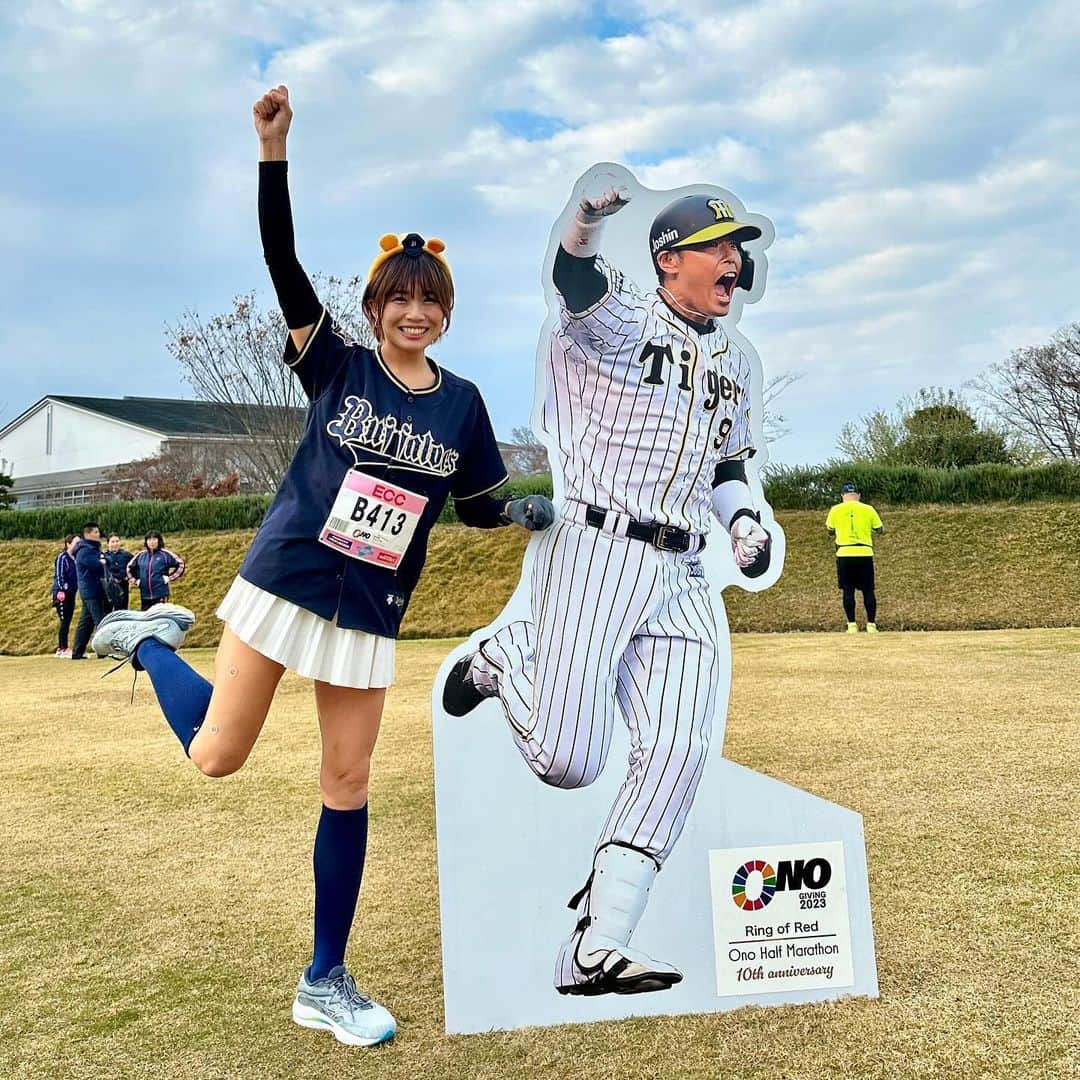 きゃっするひとみーのインスタグラム：「#小野ハーフマラソン 今年も楽しく坂と遊んできました😂✨ 野球好きな私としては、小野ハーフマラソンで赤星さんを見てやっと野球シーズンが終わる感じですね😎笑  少し遠いしコースも笑えるくらいの登りと下りを繰り返すけど🫨笑（もうほんまに下りが下りすぎて、膝終わるかといつも思う😂）  なんかクセになる大会。 福知山マラソンでゲストご一緒した小林祐梨子さんも❤️ とおーーくから元気な声ずっと聞こえてて励まされたー😭 濱中さんとスライドもできた☺️  来週は紀美野ふれあいマラソン、再来週はみえ松阪マラソンと続くので、今日は2時間でいこう！とスタートからゆったり☺️ 結果。。1時間59分で無事ゴール🙌😛  このタイムならダメージあんまりなくて少し寂しい感じも😂💦またハーフでぎゃんぎゃんに走りたい☺️✨ とにかく今シーズンはあとフルマラソンが6本あるので🫨  安全第一で頑張ります☺️  小野でも本当にたくさんのランナーさんにお声掛けいただき、応援もありがとうござい🏯でした☺️❤️  最後の2枚は去年と一昨年だよん🐻  シューズは福知山に続いて @mizuno_running_jp のウェーブライダー27👟 快適すぎる〜❤️  #おのめぐり #紀美野ふれあいマラソン #みえ松阪マラソン #小野   #阪神タイガース  #阪神ファン  #オリックスバファローズ  #オリックスファンと繋がりたい」