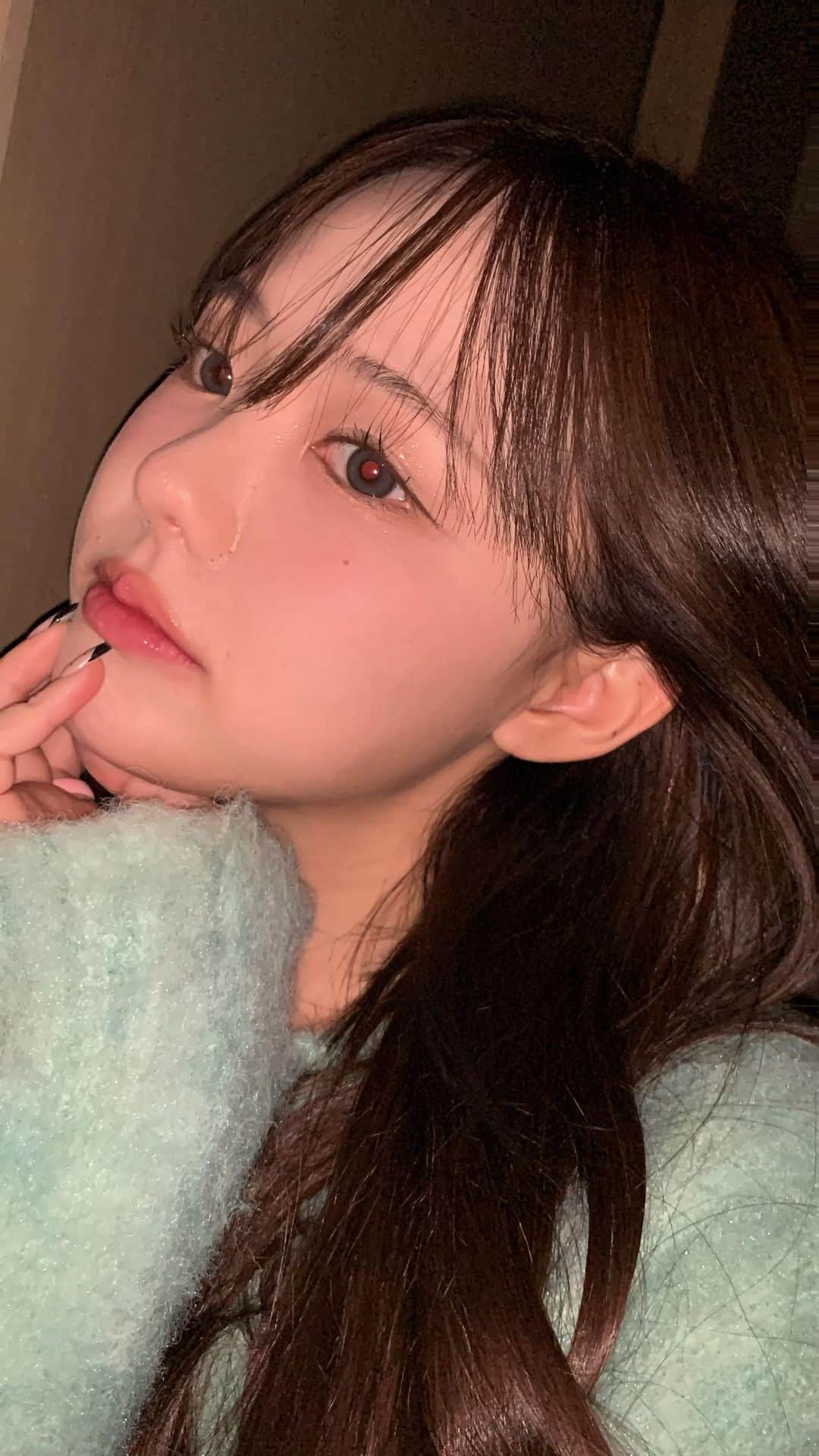 ホン・ヨンギのインスタグラム：「시미렌즈끼고 부산에서 메이크업 ☺️✨ 친구가 중국노래로 해달라고해서  찍어봤습니다..?」