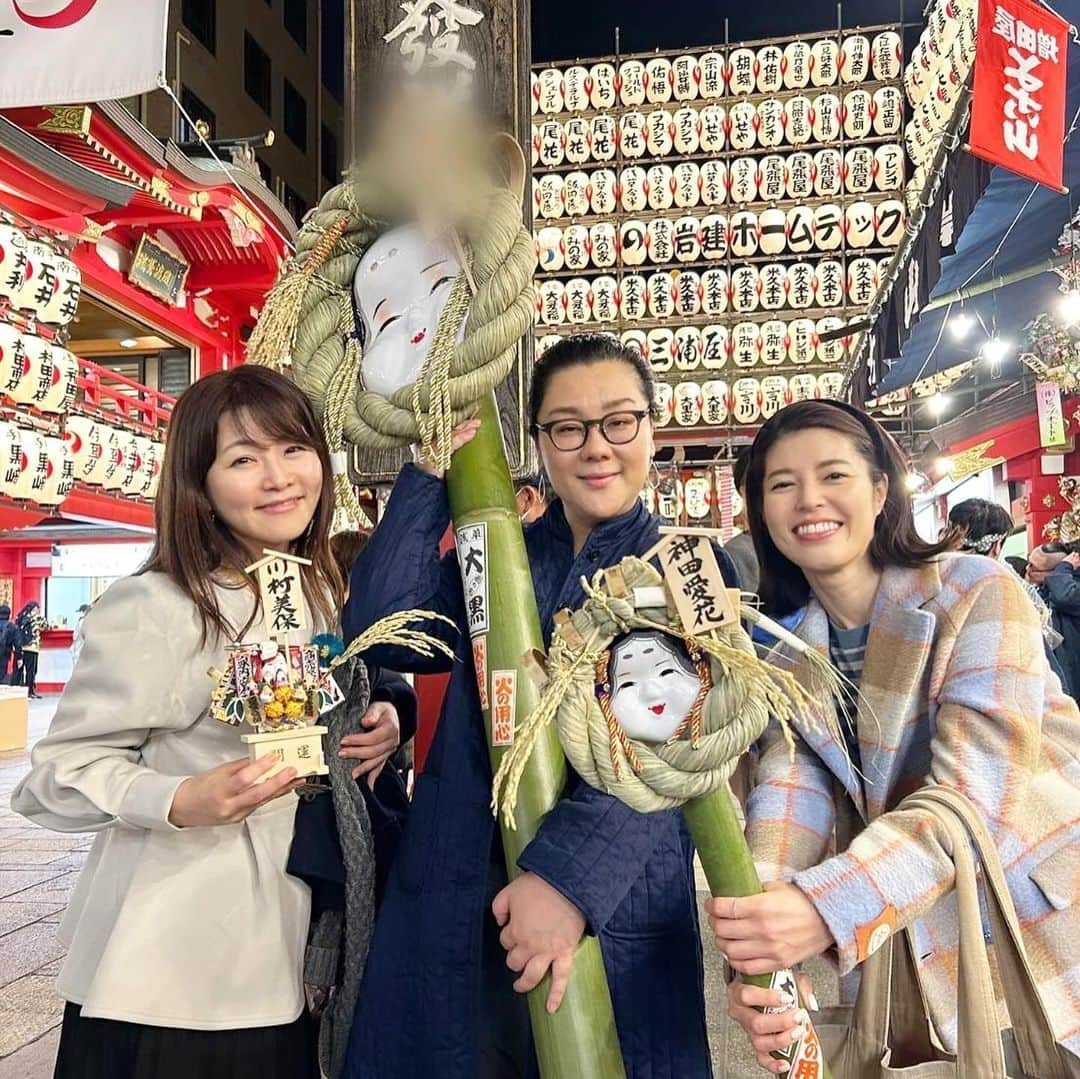 神田愛花のインスタグラム：「少し前ですが、 今年もいつものメンバーで酉の市に行かれました⛩️ フリーになって最初のお仕事だったTBSラジオさんの番組で、一緒にパーソナリティーを努めて下さったジェーン・スーさんと、その番組でリポーターを務めてくれていた川村美保ちゃん📻🎙️🩷 もう１０年になる付き合いですが、頻繁にお会いするのでは無く、一年に一回酉の市で集合し近況を話してパッと解散する、とても心地良い間柄です☺️ ３人とも仕事に変化があっても人間そのものは変わらなくて、だから長続きする仲間なのかなぁと感じます💕 次は一年後の酉の市で🙋🏻‍♀️  #NYC #ニューヨーク #Barbie #バービー #pink #ピンク #酉の市 #ジェーンスー さん #川村美保 ちゃん #神田愛花」