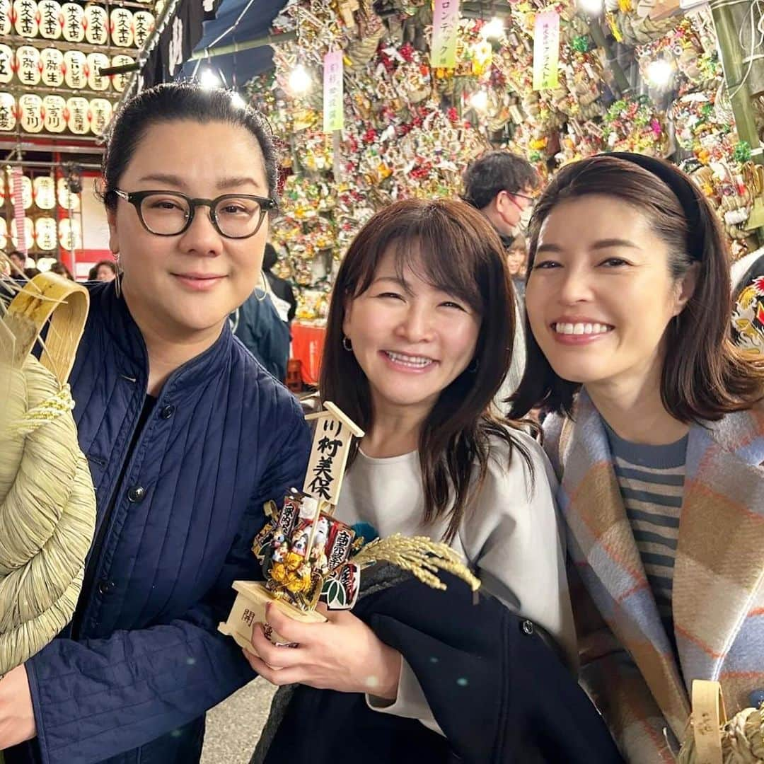 神田愛花さんのインスタグラム写真 - (神田愛花Instagram)「少し前ですが、 今年もいつものメンバーで酉の市に行かれました⛩️ フリーになって最初のお仕事だったTBSラジオさんの番組で、一緒にパーソナリティーを努めて下さったジェーン・スーさんと、その番組でリポーターを務めてくれていた川村美保ちゃん📻🎙️🩷 もう１０年になる付き合いですが、頻繁にお会いするのでは無く、一年に一回酉の市で集合し近況を話してパッと解散する、とても心地良い間柄です☺️ ３人とも仕事に変化があっても人間そのものは変わらなくて、だから長続きする仲間なのかなぁと感じます💕 次は一年後の酉の市で🙋🏻‍♀️  #NYC #ニューヨーク #Barbie #バービー #pink #ピンク #酉の市 #ジェーンスー さん #川村美保 ちゃん #神田愛花」12月3日 17時18分 - aikakanda