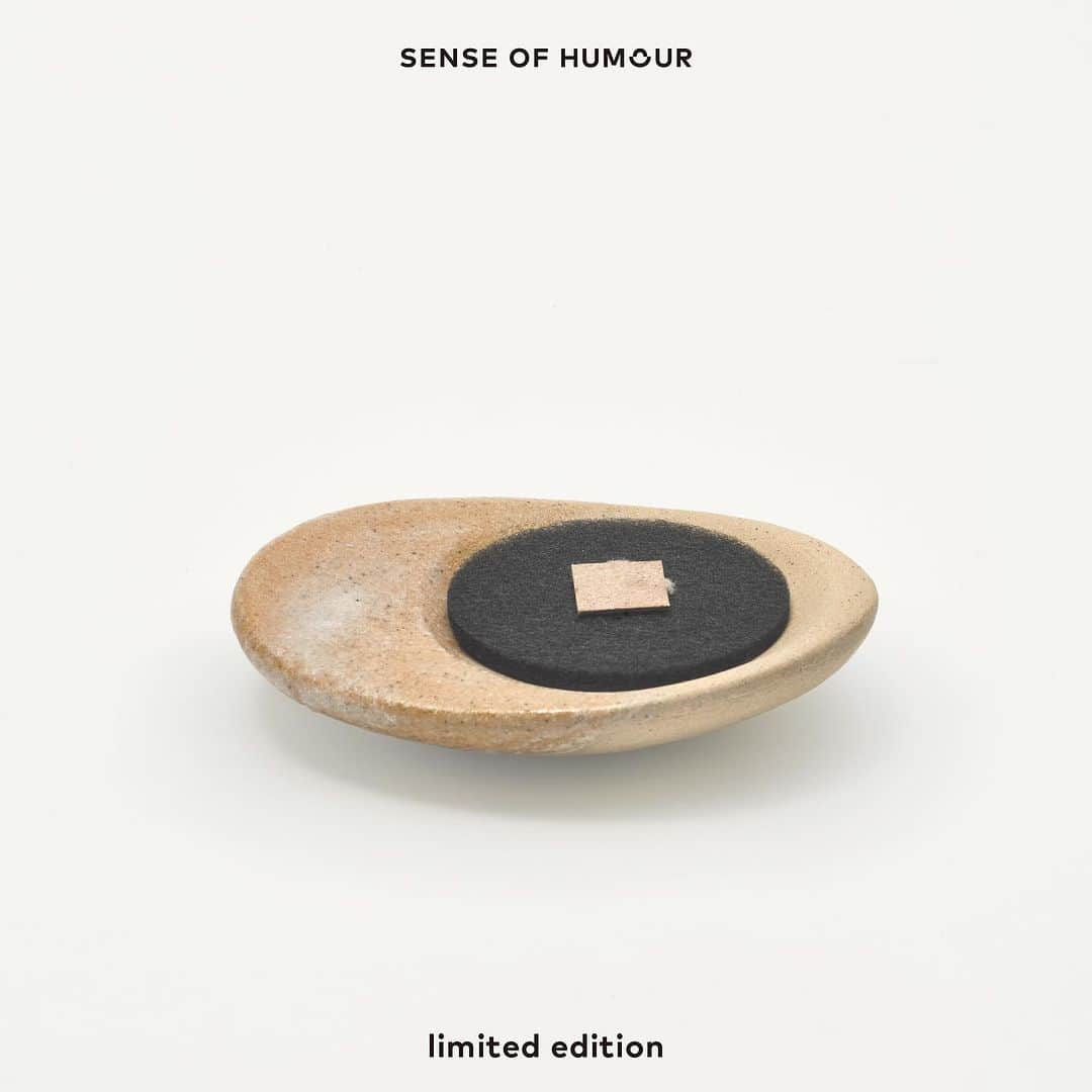 センス・オブ・ヒューモア SENSE OF HUMOURのインスタグラム：「インセンスホルダー Listening to Stone No.6販売のお知らせ  SENSE OF HUMOUR南青山旗艦店の店頭にて、2023年12月01日(金)よりインセンスホルダー Listening to Stone No.6を販売開始いたします。 同時にSENSE OF HUMOUR公式オンラインストアでも販売開始となります。 また公式オンラインストア限定では会員様のランクに応じて先行販売を実施いたします。ぜひチェックしてみてください。  ＿＿＿＿＿＿＿＿  ◼︎インセンスホルダー Listening to Stone No.6 「インセンス ワシペーパー（和紙のお香)」のお香置きとして、またはオブジェとしてもお楽しみいただける陶器ブランド「éphēlis(エフェリス)」とのコラボレーションインセンスホルダー。（シリアルナンバー入りギャランティカード付き）  インセンスホルダー Listening to Stone No.6 は、1つ1つ手びねりとろくろで制作し、それぞれが異なる風合いに仕上がっております。 眺めて、触れて、心穏やかに過ごす時間をお楽しみください。  SENSE OF HUMOURオリジナル桐箱入りで、大切な人へのプレゼントやご自分へのご褒美にもぴったりです。  ※100個限定 ＿＿＿＿＿＿＿＿  ◼︎éphēlis（エフェリス）@e.phelis   éphēlis（エフェリス） セラミックアーティストのQueenie Chan(クイニー チャン)は、既成の美の基準を覆すための個人的なプロジェクトとしてéphēlisを立ち上げた。 作品の主題は、女性性と親密性。最初のコレクション "Femme"は、造形と機能の探求であり、女性の身体を称え、欠点のある美しさを受容する考えを推し進めた。 最新作 "Listening to Stone"は、ゆっくりとした時間を過ごし、存在していることへの感謝を促しながら、一瞬の静けさと明晰さを感じられるように制作された。  “Femme” “Holding Stone” “Moon” “Dialogue” “Listening to Stone” のコレクションを発表している。  ＿＿＿＿＿＿＿＿ #ephelis #エフェリス #senseofhumour #senseofhumoursalon #センスオブヒューモア #センスオブヒューモアサロン #和紙のお香 #インセンスワシペーパー #てびねり#インセンスホルダー   _」