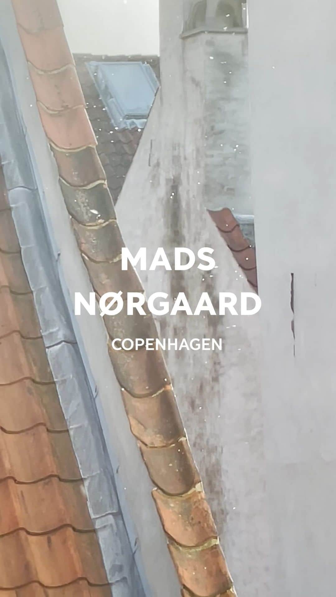 マッツノーガードのインスタグラム：「Happy First Sunday of Advent and greetings from our headquarter at Amagertorv in the heart of Copenhagen.   Follow our calendar in stories as we open a new holiday treat every day in December.  Merry X-Mads ❤️  #madsnorgaard」