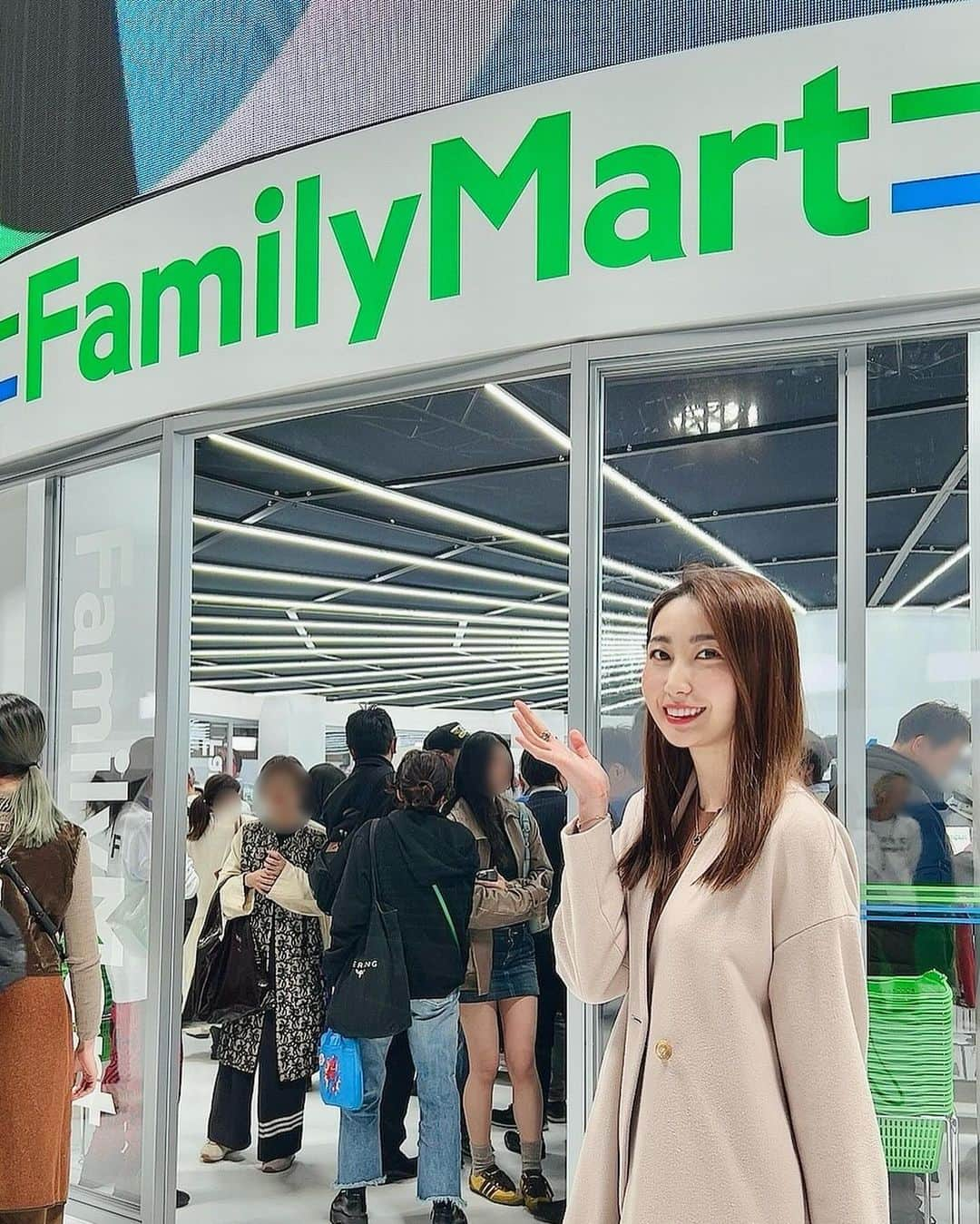 尾崎ありさのインスタグラム：「@familymart.Japanさんのイベント”ファミフェス”へご招待いただき、行ってきました🏪  コンビニ業界初のファッションショーでは、オリジナルブランド「コンビニエンスウェア」の新作が披露されました👕  会場の真ん中に作られたストアを使ったランウェイは、コンビニ商品を手に取ってお買い物しているような日常の風景とファッションがリンクした素敵なステージでした💚 素敵な音楽も相まって、新しい発想と愛のあるステージでとても感動しました🥹 最近ドラマ見返しているので吉田鋼太郎さんと内田理央ちゃんにテンション上がりました💓  どんな世代にも愛されるデザイン性で、コンビニでファッションを楽しめる未来にわくわくしました♪  12月5日から、全国のファミリーマートでスウェットアイテム3型を、麻布台ヒルズのファミマ！限定でデニムやニットウェア、コートなど27型を数量限定で取り扱いされるそうです！  また、ファミマの新商品も展示され、環境に配慮された植物由来のスイーツや生活雑貨をチェックしてきました✌🏻 植物性原料を使用したモンブランとても美味しかったです😋🌰  かわいいデニムバッグに入ったお土産もいただきました✨  #PR #ファミリーマート #ファミマ #ファミフェス #コンビニエンスウェア #プラントベースフード #サステナブル #サステナブルファッション #サステナブルライフ #ファッション #ファッションショー #代替食品 #ファミマ初のファッションショー #コンビニスイーツ #familymart #ファミマ #ファミマスイーツ #ファミマスイーツ部 #ファミマ新商品 #ファミマソックス #ファミマ限定 #吉田鋼太郎 さん #内田理央 さん #八木莉可子 さん #太田莉菜 さん #又吉直樹 さん #柳俊太郎 さん #お洒落さんと繋がりたい #おしゃれさんと繋がりたい #fashion」