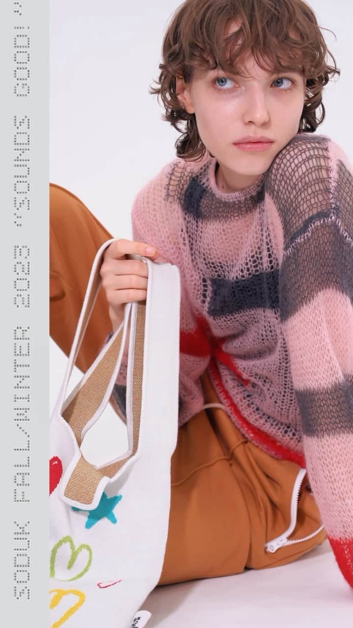 sodukのインスタグラム：「jane in #soduk23fw - patchwork knit tops / pink - tag easy trousers / mustard - heart and star bag / white  videography: @atsukiito_   #soduk」