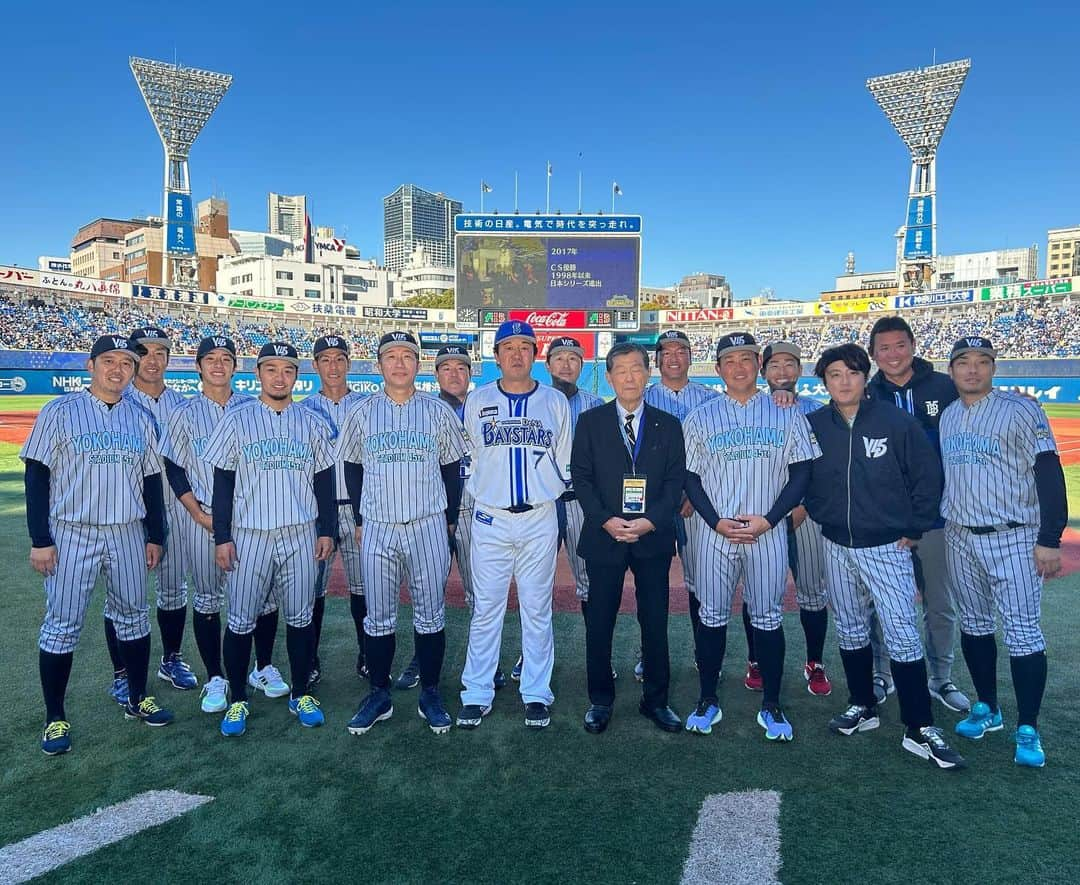 多村仁志のインスタグラム：「. 横浜スタジアム45周年 YOKOHAMA STADIUM 45th DREAM MATCH  神奈川県の児童や生徒の憧れのスタジアムに久しぶりに帰ってきました！  1打席限定でしたが打席内での皆さんの声援はやっぱり感動しましたね。  結果も狙い通りのライト前ヒットも打て先制に繋がりましたし、チームも勝てたので一安心です。  寒い中、最後まで声援を送ってくれたファンの皆さん、今日はありがとうございました。  そして、スタッフの皆さんもお疲れ様でした。  #横浜スタジアム #横浜スタジアム45周年 #YOKOHAMASTADIUM45thDREAMMATCH #横浜高校 #横浜高校OB #横浜DeNAベイスターズ #レジェンド #監督を囲んで #集合写真」