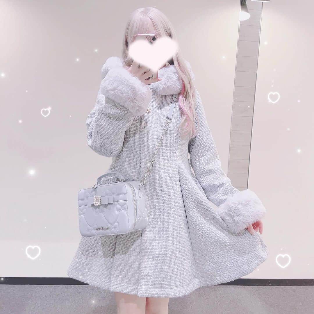 さきまるちゃんのインスタグラム：「昨日着てたコートはROJITAのだよ〰️🩵 こういう色のコート着るの初めてで新鮮だと思うんだけどどうかな？(ᐢ∩ ̫<ᐢ)♡  フードがおっきくてふわふわで胸元のビジューがきらきらしててかわいいの！ ちなみにこのグレーのカラーは今年の新色らしいよ⛓🩶  12/2.12/3の2日間ZOZOTOWNで1000円OFFのお得なタイムセールが開催してるからみんなもチェックしてみて✊🏻  ‪‪❤︎‬バックリボンフーディーコート ￥18700  #PR #ロジータ #量産型コーデ」