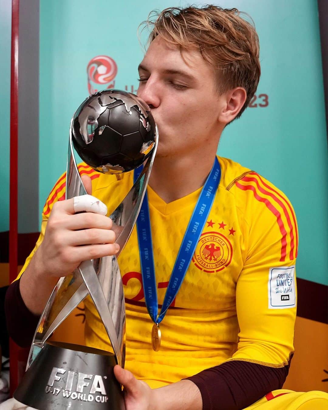 FIFAワールドカップさんのインスタグラム写真 - (FIFAワールドカップInstagram)「Sealed with a kiss. 🏆😘」12月3日 20時05分 - fifaworldcup