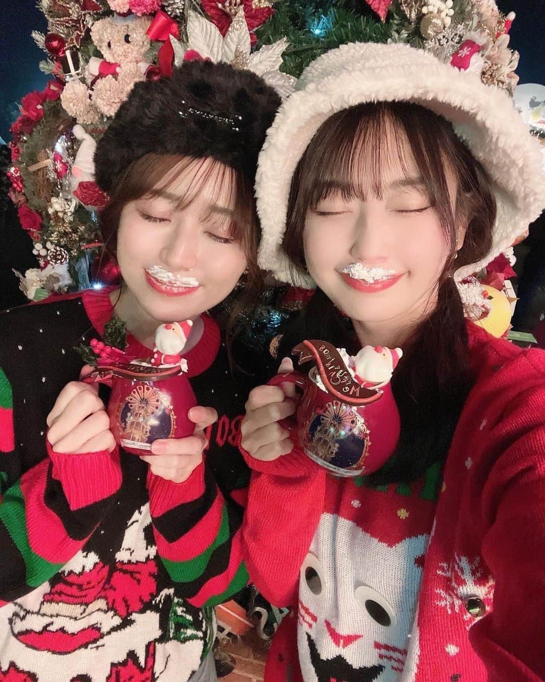 日野礼香さんのインスタグラム写真 - (日野礼香Instagram)「しほみんと東京クリスマスマーケット行ってきた🎄🎅❤️  今年はしほみんもダサカワクリスマスセーター✌🏻  明治神宮外苑の方初めて行ったけど 広くて歩きやすいし店舗数も多くて回りやすかったー✨✨  毎年安定のグリューワイン飲んで チュロス食べて幸せ🫶🏻  クリスマスシーズンは歩いてるだけでわくわくしちゃうね☺️  #pr #今年は明治神宮外苑でクリスマスマーケット #東京クリスマスマーケット #東京クリスマスマーケット2023 #クリスマスマーケット #イルミネーション #東京イルミネーション #クリスマス #おでかけスポット #クリスマスセーター #アグリーセーター #クリスマスコーデ #christmasmarket #tokyochristmas #christmas #uglysweater #winterfashion」12月3日 17時33分 - reicheru219