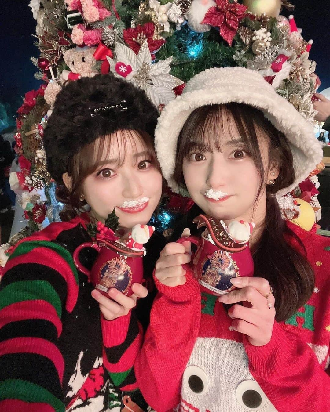 日野礼香さんのインスタグラム写真 - (日野礼香Instagram)「しほみんと東京クリスマスマーケット行ってきた🎄🎅❤️  今年はしほみんもダサカワクリスマスセーター✌🏻  明治神宮外苑の方初めて行ったけど 広くて歩きやすいし店舗数も多くて回りやすかったー✨✨  毎年安定のグリューワイン飲んで チュロス食べて幸せ🫶🏻  クリスマスシーズンは歩いてるだけでわくわくしちゃうね☺️  #pr #今年は明治神宮外苑でクリスマスマーケット #東京クリスマスマーケット #東京クリスマスマーケット2023 #クリスマスマーケット #イルミネーション #東京イルミネーション #クリスマス #おでかけスポット #クリスマスセーター #アグリーセーター #クリスマスコーデ #christmasmarket #tokyochristmas #christmas #uglysweater #winterfashion」12月3日 17時33分 - reicheru219