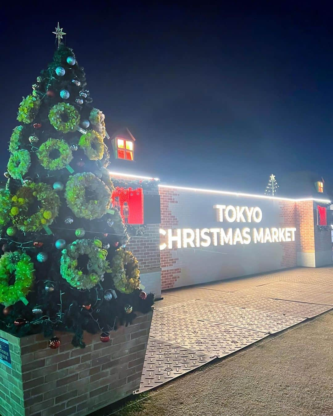 日野礼香さんのインスタグラム写真 - (日野礼香Instagram)「しほみんと東京クリスマスマーケット行ってきた🎄🎅❤️  今年はしほみんもダサカワクリスマスセーター✌🏻  明治神宮外苑の方初めて行ったけど 広くて歩きやすいし店舗数も多くて回りやすかったー✨✨  毎年安定のグリューワイン飲んで チュロス食べて幸せ🫶🏻  クリスマスシーズンは歩いてるだけでわくわくしちゃうね☺️  #pr #今年は明治神宮外苑でクリスマスマーケット #東京クリスマスマーケット #東京クリスマスマーケット2023 #クリスマスマーケット #イルミネーション #東京イルミネーション #クリスマス #おでかけスポット #クリスマスセーター #アグリーセーター #クリスマスコーデ #christmasmarket #tokyochristmas #christmas #uglysweater #winterfashion」12月3日 17時33分 - reicheru219