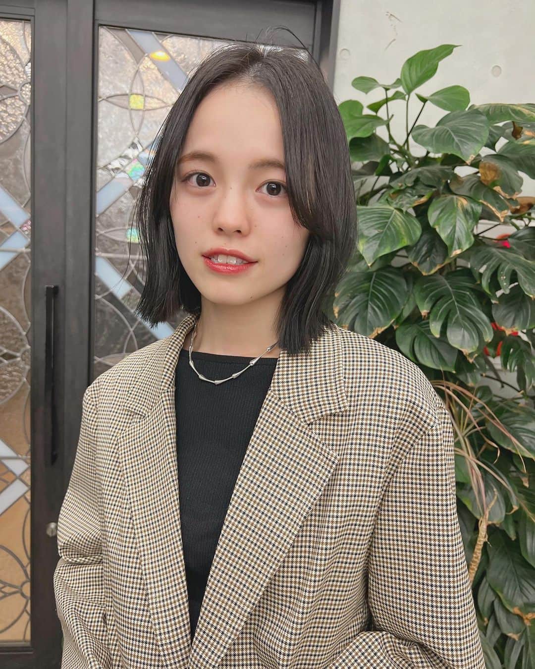 のインスタグラム：「オリーブグレージュ＊ 切りっぱなしボブ✌︎  柔らかくほつれるヘア😌  ツヤのある 暗くても透明のある カラーならお任せください☺️  12月のご予約も まだまだお取りできます🙇🏻  ご質問などは コメントにてお問い合わせください！😌  #ケアカラー  #ヘアアレンジ  #ケアダブルカラー  #巻き方  #髪質改善カラー  #イルミナカラー  #ミルクティーベージュ #グレージュ  #ケアブリーチ  #ハイライトカラー  #ハイトーンカラー  #ブリーチ  #ダブルカラー   #インナーカラー  #オリーブアッシュ  #グラデーションカラー  #グレージュカラー  #ツヤトーン  #パーマ  #艶髪  #外国人風  #髪質改善トリートメント  #くびれヘア  #シースルーバング  #髪質改善  #ラベンダーグレージュ  #オリーブグレージュ  #トリートメント  #ヘアアクセサリー　#インナーハイライト」