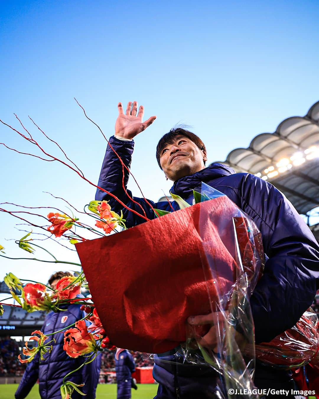 Goal Japanさんのインスタグラム写真 - (Goal JapanInstagram)「🧤 #ありがとうスンテさん 👏 #鹿島アントラーズ が今季限りで現役を引退するGK #クォンスンテ の引退セレモニーを、2023シーズン J1最終節の試合後に実施。  2018年のACL優勝など鹿島の数々の勝利に貢献してきた守護神は、ファン・サポーターやチームへ感謝の言葉を伝え、家族からの花束贈呈には感極まり涙を流した。 (Photo: J.LEAGUE / Getty Images)  #soccer #football #meijiyasudaseimeijleague #jleague #kashimaantlers #kashima #antlers #kwounsuntae #サッカー #フットボール #明治安田生命Jリーグ #アントラーズ #⚽」12月3日 17時35分 - goaljapan