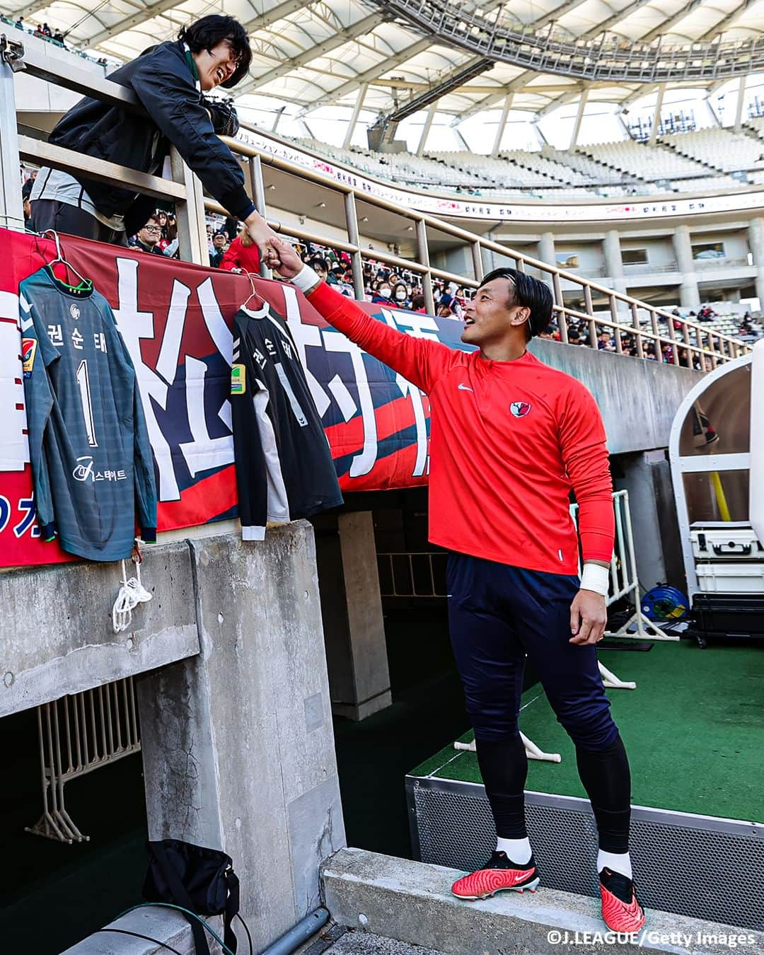 Goal Japanさんのインスタグラム写真 - (Goal JapanInstagram)「🧤 #ありがとうスンテさん 👏 #鹿島アントラーズ が今季限りで現役を引退するGK #クォンスンテ の引退セレモニーを、2023シーズン J1最終節の試合後に実施。  2018年のACL優勝など鹿島の数々の勝利に貢献してきた守護神は、ファン・サポーターやチームへ感謝の言葉を伝え、家族からの花束贈呈には感極まり涙を流した。 (Photo: J.LEAGUE / Getty Images)  #soccer #football #meijiyasudaseimeijleague #jleague #kashimaantlers #kashima #antlers #kwounsuntae #サッカー #フットボール #明治安田生命Jリーグ #アントラーズ #⚽」12月3日 17時35分 - goaljapan