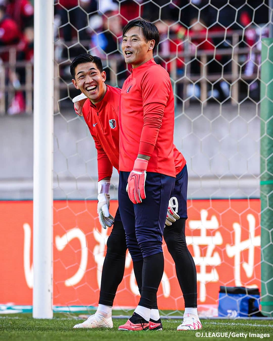 Goal Japanさんのインスタグラム写真 - (Goal JapanInstagram)「🧤 #ありがとうスンテさん 👏 #鹿島アントラーズ が今季限りで現役を引退するGK #クォンスンテ の引退セレモニーを、2023シーズン J1最終節の試合後に実施。  2018年のACL優勝など鹿島の数々の勝利に貢献してきた守護神は、ファン・サポーターやチームへ感謝の言葉を伝え、家族からの花束贈呈には感極まり涙を流した。 (Photo: J.LEAGUE / Getty Images)  #soccer #football #meijiyasudaseimeijleague #jleague #kashimaantlers #kashima #antlers #kwounsuntae #サッカー #フットボール #明治安田生命Jリーグ #アントラーズ #⚽」12月3日 17時35分 - goaljapan