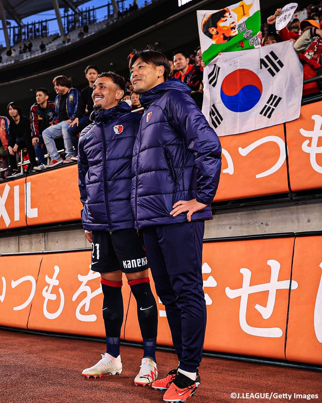 Goal Japanさんのインスタグラム写真 - (Goal JapanInstagram)「🧤 #ありがとうスンテさん 👏 #鹿島アントラーズ が今季限りで現役を引退するGK #クォンスンテ の引退セレモニーを、2023シーズン J1最終節の試合後に実施。  2018年のACL優勝など鹿島の数々の勝利に貢献してきた守護神は、ファン・サポーターやチームへ感謝の言葉を伝え、家族からの花束贈呈には感極まり涙を流した。 (Photo: J.LEAGUE / Getty Images)  #soccer #football #meijiyasudaseimeijleague #jleague #kashimaantlers #kashima #antlers #kwounsuntae #サッカー #フットボール #明治安田生命Jリーグ #アントラーズ #⚽」12月3日 17時35分 - goaljapan