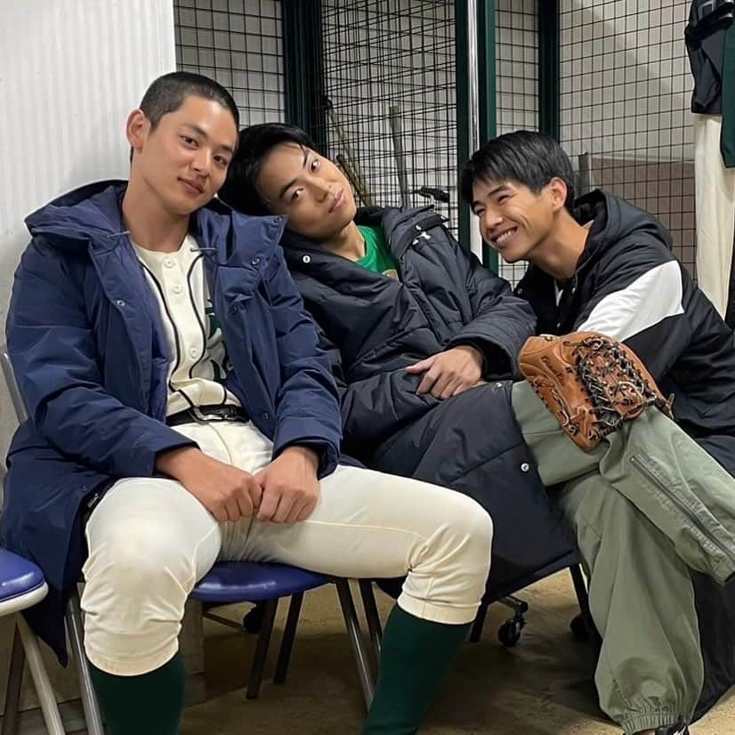 菅生新樹さんのインスタグラム写真 - (菅生新樹Instagram)「日曜劇場 #下剋上球児   本日21時より8話の放送です！！  ドラマは今夜の放送含めてあとわずか。  本日はじっくりと見て欲しいです。 クライマックスへ向けて、また新たに様々な展開が起きます。  今夜も目が離せないです。  OB組にも是非注目ください〜！！  是非、本日もリアタイ宜しくお願いします⚾️🔥  お楽しみに〜！！！！  ps.越山バッテリーに挟まれちゃった❤️  #tbs  #日曜劇場  #下剋上球児  #日沖誠 #菅生新樹」12月3日 17時38分 - sugouaraki_official