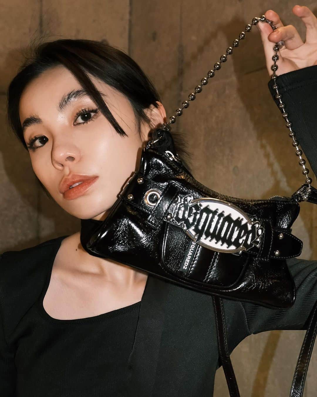 のインスタグラム：「GOTHIC BELT BAG🖤  @dsquared2 #SQUARED2 #D2GOTH #GOTHICBELTBAG #pr #るうこ私服」