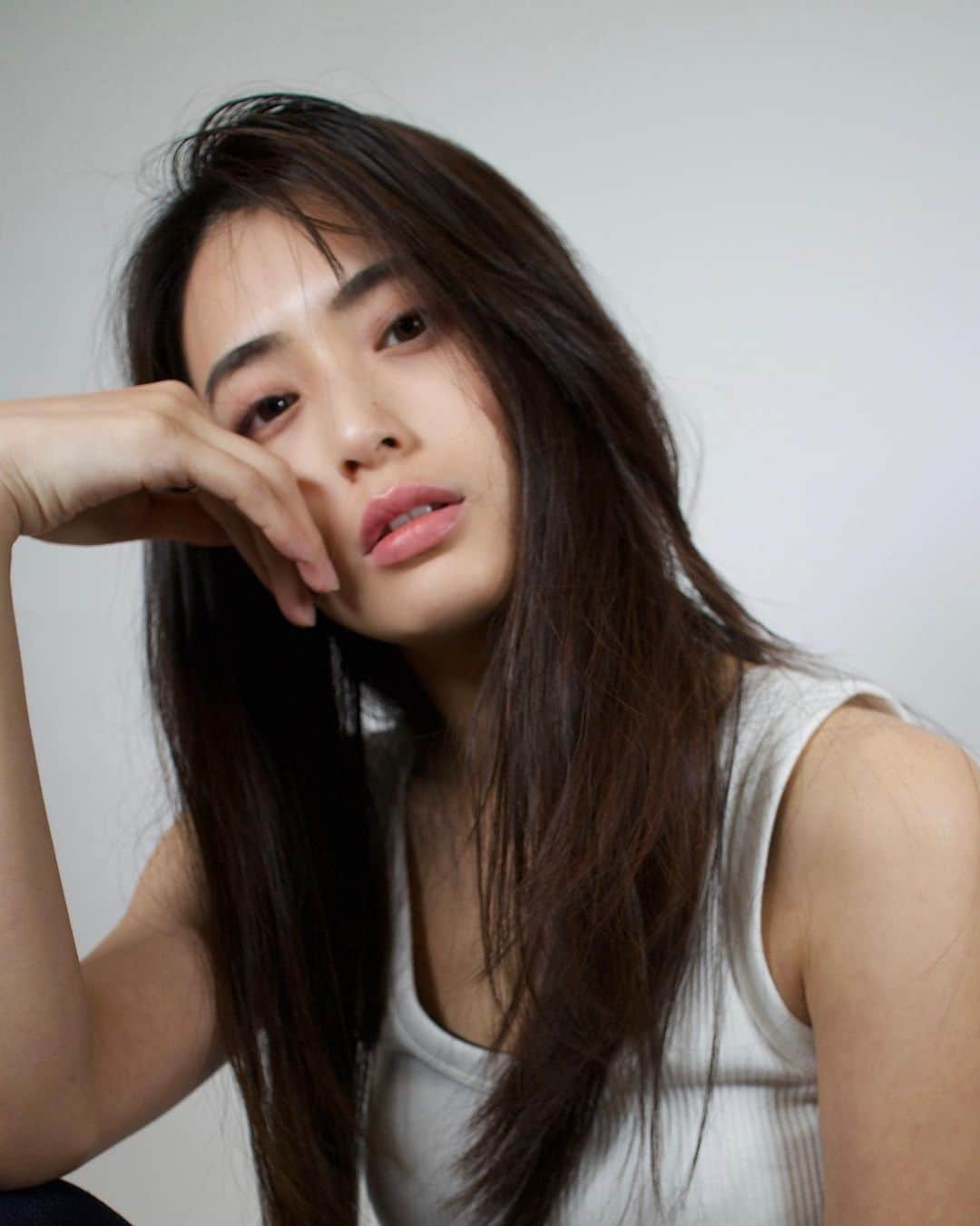 LUNAのインスタグラム：「怒涛の1週間〜 今年もあと少し！突っ走ってこ🏃  #ポートレート #セルフポートレート  #作品撮り #作撮り  #selfportrait #japanesemodel」