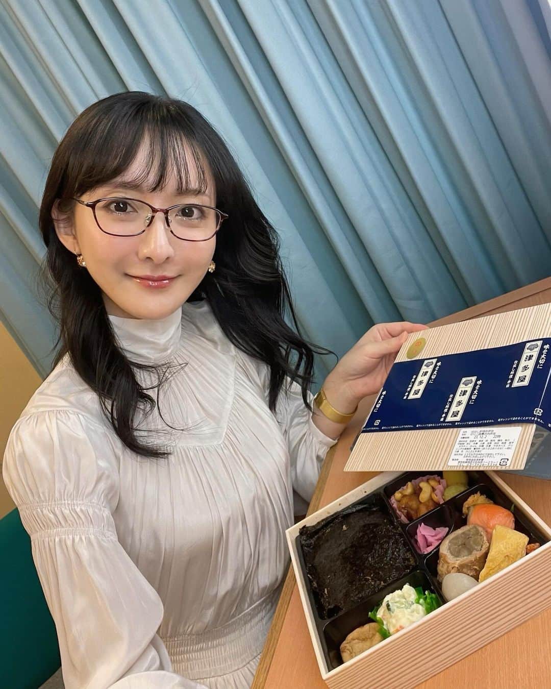 松澤千晶のインスタグラム：「しばらく更新できておらず、ごめんなさい。あっという間に12月ですね⛄️  INDIELiveExpoご覧くださった皆様ありがとうございました。インディゲームと、そこにある信念と執着が私は大好きです🎮  昨日の現場のお弁当が津多屋さんで嬉しかったです。私は好きなものがずっと変わらなくて、一生この海苔弁が好きみたいです🍱  今年も残り1ヶ月、2023年を全うしましょう！」