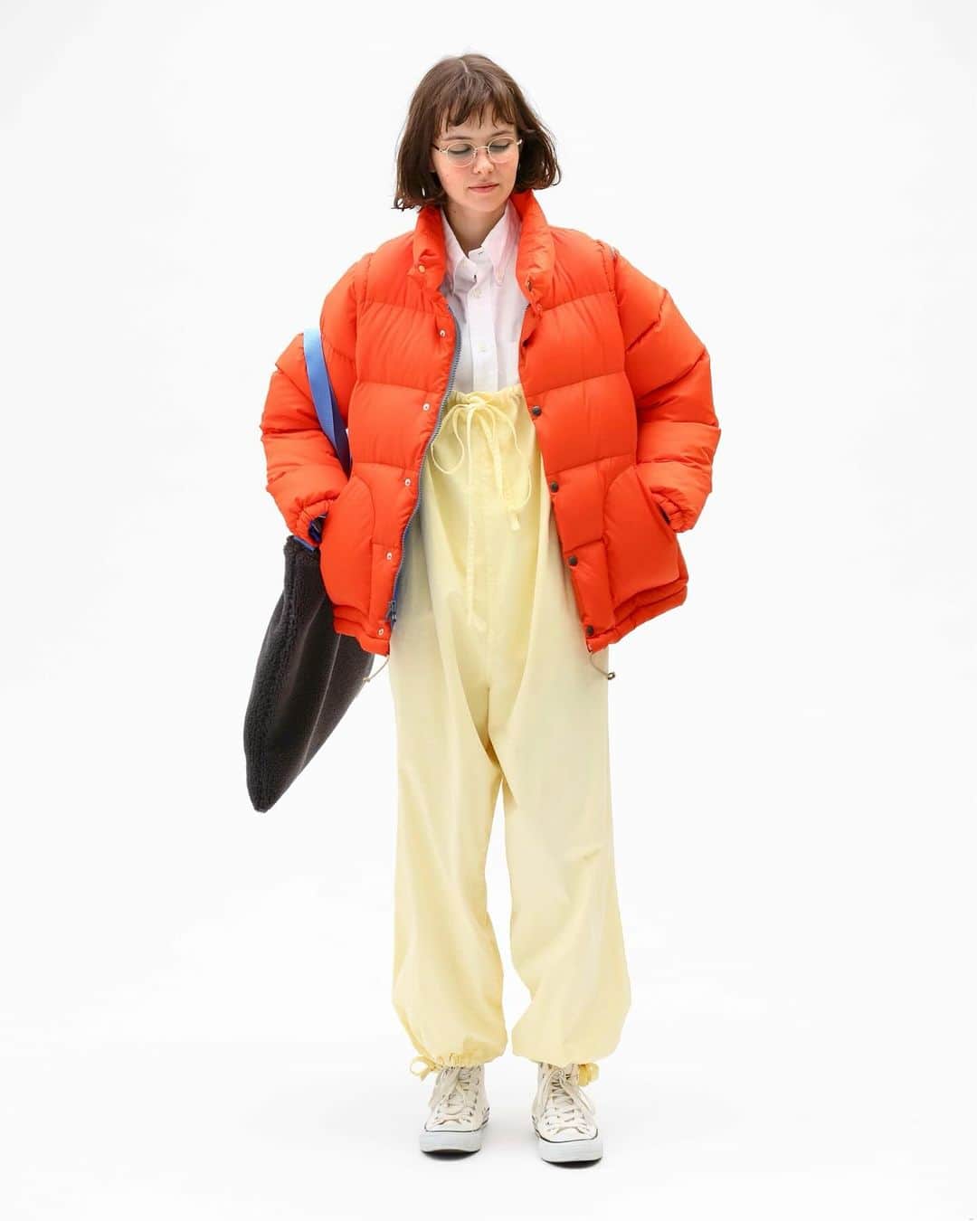 CLUÉLmagazineさんのインスタグラム写真 - (CLUÉLmagazineInstagram)「. 防寒とオシャレはどっちも譲れない！ カラフルダウンでコーディネートを華やかに🌈  どうしてもシックな色合いを選びがちな冬のコーディネート事情。せっかくダウンを着るなら思い切ったカラー選びにトライしたい！ コーディネートが難しい？なんて思うけれど、普段ベーシックカラーの洋服が多い方こそキャッチーなカラーアイテムは取り入れやすいんです🫶🏻 白ニットやグレースウェット、ブルーデニムやチノパンなど、ベーシックなスタイルに合わせるだけで一気に新鮮な装いにアップデート☃️  ジャケット 1枚目　#altusmountaingear 2枚目　#thenorthface 3枚目　#sierradesigns 4枚目 左から順に　#marmot #gstarraw #battenwear 5枚目 左から順に　#dessin #peakperformance #aigle  from vol.95 ・・・・・・・・・・・・・・・・・・・・・・・・・・・  #cluel #クルーエル #cluelmagazine #クルーエル女子 #fashion #ファッション好き #ファッション雑誌 #おしゃれ #グッドガール #冬コーデ #ダウンジャケット #ダウンコーデ #カラーダウン #防寒 #防寒コーデ #カラフル #カラーコーデ #オーバーオール #ボーイッシュ女子 #シンプルが好き   こちらのアカウントもフォローしてね！ @cluel_homme @navys_magazine」12月3日 17時42分 - cluelmagazine