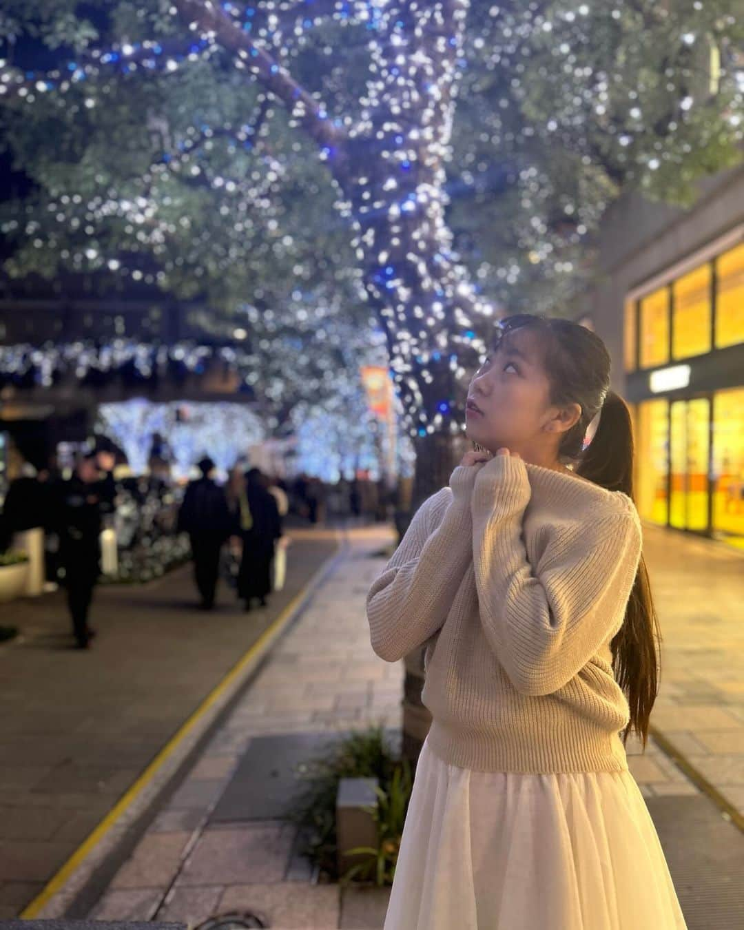 須田理夏子さんのインスタグラム写真 - (須田理夏子Instagram)「🎄.* ・ ・ ・ 昨日、紅葉見に行ったあと そのまま都内のイルミネーション何ヶ所か連れて行ってくれました💕 夜の街がキラキラしててイルミネーション綺麗✨  六本木のイルミ見る時上着脱いだら さすがに寒かった😖🍃   #六本木  #イルミネーション  #六本木イルミネーション  #ライトアップ  #おしゃれ #fashion  #無加工  #ポートレート  #iPhoneカメラ  #低身長コーデ  #me #系統バラバラ系女子  #須田理夏子  #乃木坂好きな人と繋がりたい #乃木坂好きな女ヲタさんと繋がりたい #photo  #photography #followｍe  #他撮り  #冬コーデ」12月3日 17時43分 - sudarikako