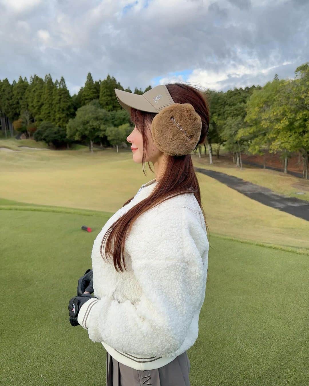 MAYUさんのインスタグラム写真 - (MAYUInstagram)「. pingのひつじちゃんアウターは去年のものなんだけど もこもこ感がかわいくて、軽くて気に入ってる🐏🤍 @pingapparel_japan  . ウノピゥの耳当ては、もこもこがおっきいの！！ 包まれ感が凄いからこの冬大活躍しそう🤎 左右で刺繍のデザインも違ってとってもかわいい🥺 @1piu1uguale3_golf  . . #ゴルフ女子#ゴルフ#ゴルフウェア#ゴルフコーデ#ウノピゥ#ウノピゥウノウグァーレトレ#ピンゴルフ#成田ゴルフ倶楽部#ping#pingapparel#pinggolf#1piu1uguale3#1piu1uguale3golf#golf#golfwear#golflife#golfaddict#golfcourse」12月3日 17時43分 - mayu.kina_golf