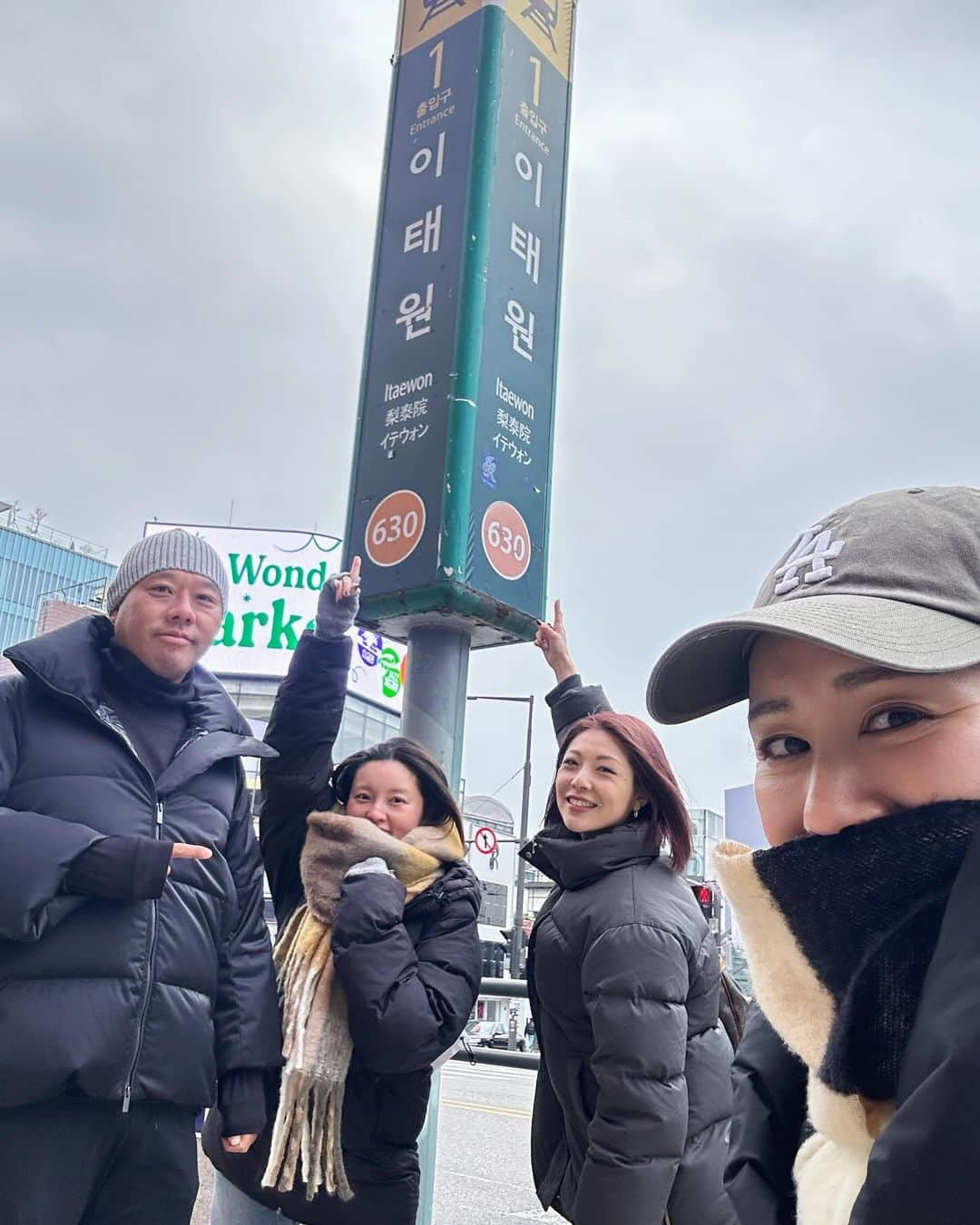 小川麻琴のインスタグラム：「梨泰院にも行ったよー🇰🇷  この日めちゃくちゃ寒くて、 日中に何度も雪が降ってきました❄️  今年初めての雪を韓国で体験できるのも凄く貴重だね🤭✨  梨泰院を歩いてる途中にプリクラを見つけて記念にパシャリ。 日本にいるとプリクラを撮る機会なんてなかなかないけど、このメンバーだと何をしてても楽しめて最高🤣✨  そして！ 私も大好きな韓国ドラマ「梨泰院クラス」のロケに使われていたカフェにも行けたよ😍  旅行のこういう楽しみ方もありですね🤩  #韓国 #韓国旅行 #梨泰院 #梨泰院クラス  #ロケ地巡り  #mkcafe  #プリクラ」