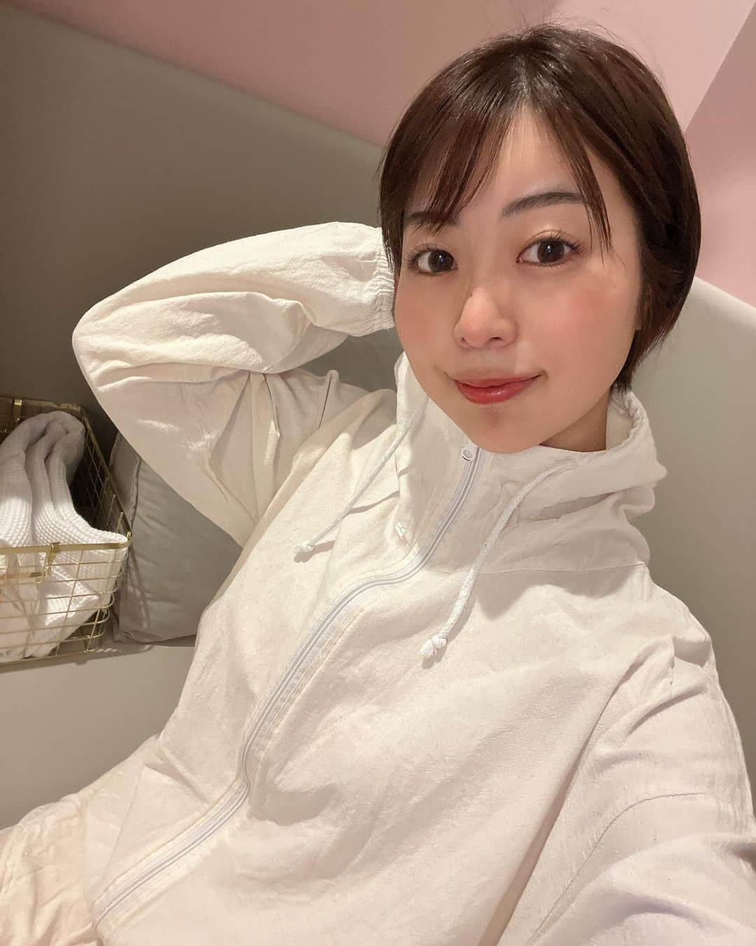 小林由依さんのインスタグラム写真 - (小林由依Instagram)「* さいきんハマっている酵素風呂へ🛁 ↪︎ @cryobeauty_nihonbashihamacho  ⁡ ⁡ ここは120度の超冷凍技術を使ったスタジオで、  酵素浴・ピラティスパーソナル・CRYOストレッチなど いろんなメニューを受けられるサロンなんだ💡  今回は【酵素浴60分コース】を受けてきたよ！ ⁡ ⁡ 脳へダイレクトに届くひのきの香りと酵素風呂の力で 免疫力アップ効果、リフレッシュ効果などが 期待できるんだ🌿 ⁡ 全身の血行がよくなるから 寒い日でも酵素風呂に入ったあとは体がぽかぽか🫶🏻 ⁡ 温活リラックスタイム最高でした👼 ⁡ ⁡ 最後の写真はお店の前の道の紅葉🍁 ⁡  ⁡ PR @cryobeauty_nihonbashihamacho #cryobeauty日本橋浜町 #酵素浴 #東京酵素浴 #クライオビューティー #ひのき酵素風呂　 ⁡」12月3日 17時46分 - yui.minny.now