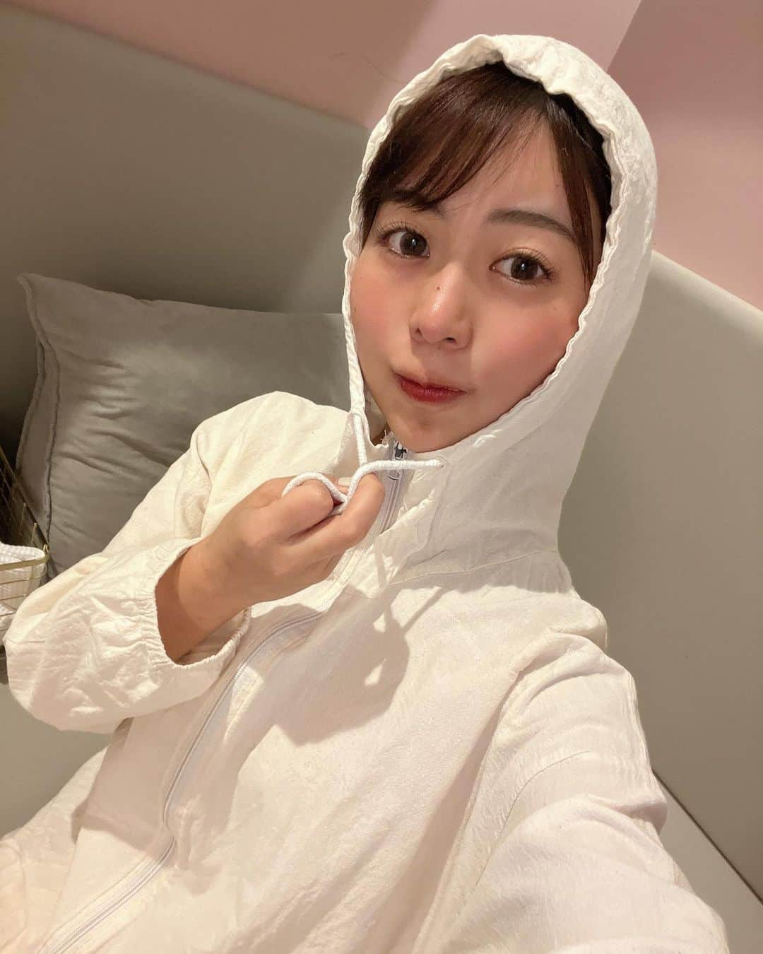 小林由依さんのインスタグラム写真 - (小林由依Instagram)「* さいきんハマっている酵素風呂へ🛁 ↪︎ @cryobeauty_nihonbashihamacho  ⁡ ⁡ ここは120度の超冷凍技術を使ったスタジオで、  酵素浴・ピラティスパーソナル・CRYOストレッチなど いろんなメニューを受けられるサロンなんだ💡  今回は【酵素浴60分コース】を受けてきたよ！ ⁡ ⁡ 脳へダイレクトに届くひのきの香りと酵素風呂の力で 免疫力アップ効果、リフレッシュ効果などが 期待できるんだ🌿 ⁡ 全身の血行がよくなるから 寒い日でも酵素風呂に入ったあとは体がぽかぽか🫶🏻 ⁡ 温活リラックスタイム最高でした👼 ⁡ ⁡ 最後の写真はお店の前の道の紅葉🍁 ⁡  ⁡ PR @cryobeauty_nihonbashihamacho #cryobeauty日本橋浜町 #酵素浴 #東京酵素浴 #クライオビューティー #ひのき酵素風呂　 ⁡」12月3日 17時46分 - yui.minny.now