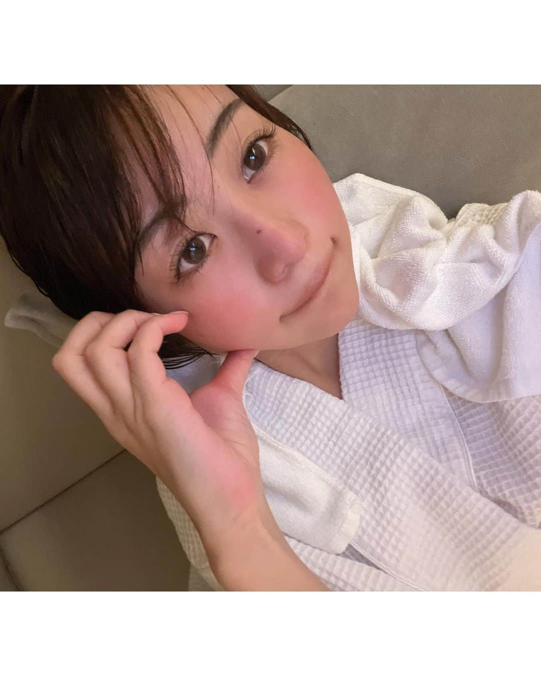 小林由依さんのインスタグラム写真 - (小林由依Instagram)「* さいきんハマっている酵素風呂へ🛁 ↪︎ @cryobeauty_nihonbashihamacho  ⁡ ⁡ ここは120度の超冷凍技術を使ったスタジオで、  酵素浴・ピラティスパーソナル・CRYOストレッチなど いろんなメニューを受けられるサロンなんだ💡  今回は【酵素浴60分コース】を受けてきたよ！ ⁡ ⁡ 脳へダイレクトに届くひのきの香りと酵素風呂の力で 免疫力アップ効果、リフレッシュ効果などが 期待できるんだ🌿 ⁡ 全身の血行がよくなるから 寒い日でも酵素風呂に入ったあとは体がぽかぽか🫶🏻 ⁡ 温活リラックスタイム最高でした👼 ⁡ ⁡ 最後の写真はお店の前の道の紅葉🍁 ⁡  ⁡ PR @cryobeauty_nihonbashihamacho #cryobeauty日本橋浜町 #酵素浴 #東京酵素浴 #クライオビューティー #ひのき酵素風呂　 ⁡」12月3日 17時46分 - yui.minny.now