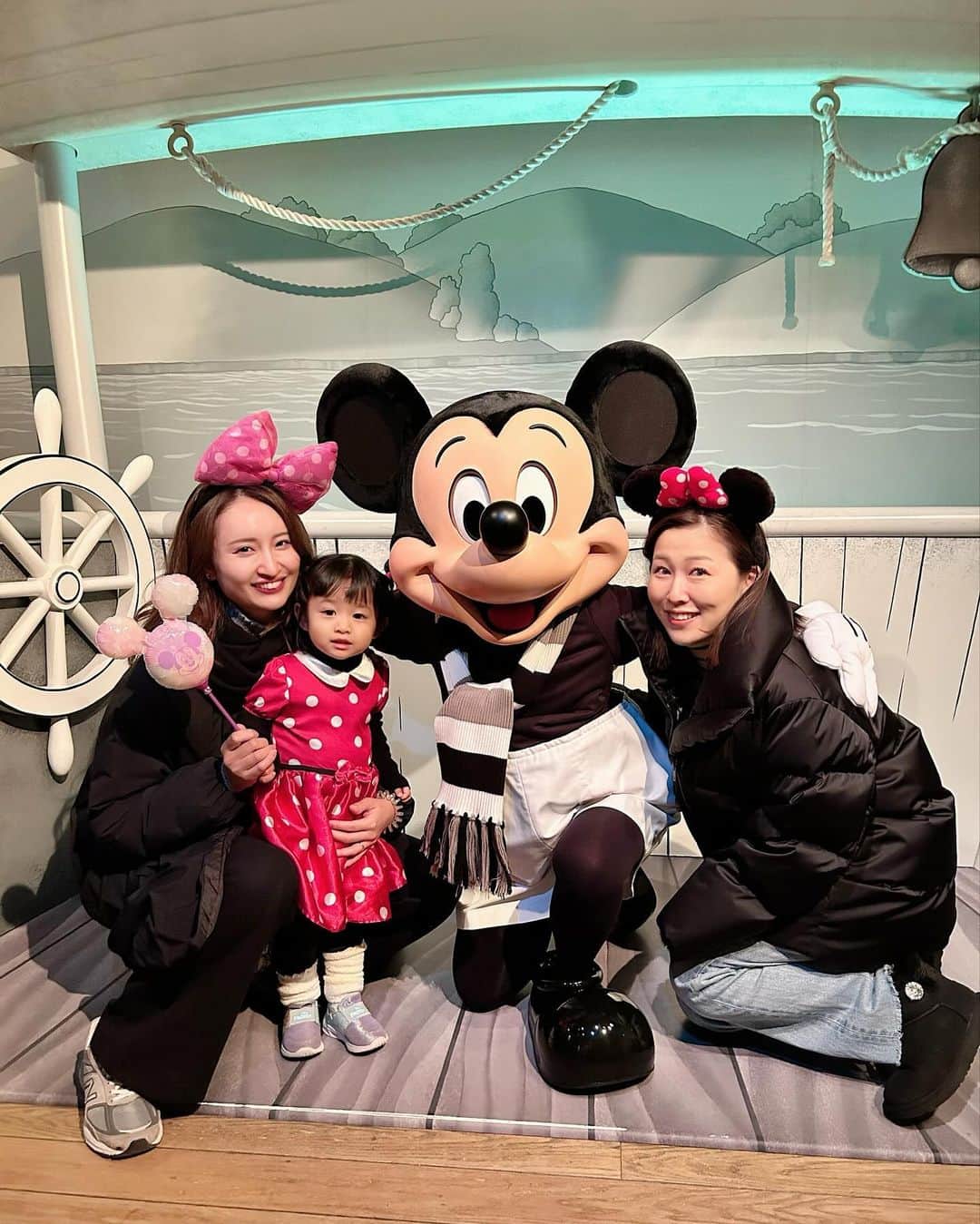 YUKAのインスタグラム：「夢の国へ🐭💓  去年のSEAよりかなり歩いた！ （ヘルスケア見たらなんと2万歩😳） 短縮営業だったけど、妹が早くから並んでくれて、アトラク9個、ショー3回、ミッキーのグリーティングといっぱい遊べた🏰💓  お昼寝無しでずーっと遊んで帰りのエントランス出るまで抱っこしたら寝落ちしてそのまま朝までバタンキューでした👧🏻🤚  前泊したヒルトンでは仕掛けがある可愛いお部屋にアップグレードしてもらえてアナ雪の新エリアも見えて最高だった🫶 せっかくだったらゆっくり泊まりたいから次回は後泊したいな…♡  #ディズニーランド #東京ディズニーランド #子連れディズニー」