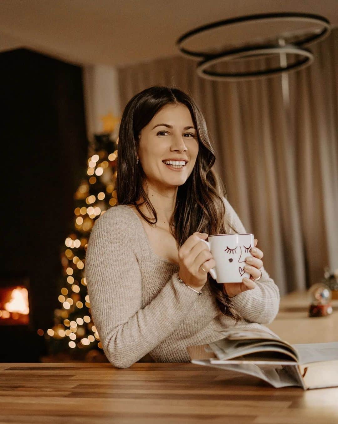 ツベタナ・ピロンコバのインスタグラム：「Пожелавам ви топъл и уютен неделен ден! 💫🎄😌 #decembermood #home #christmastree」