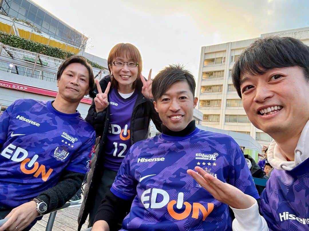 ゴッホ向井ブルーのインスタグラム：「サンフレッチェ広島、最高の勝利でした！！！！！ パセーラで沢山のサポーターの方々とパブリックビューイングで応援！まだ心臓バクバクしてる。余韻がヤバイ」