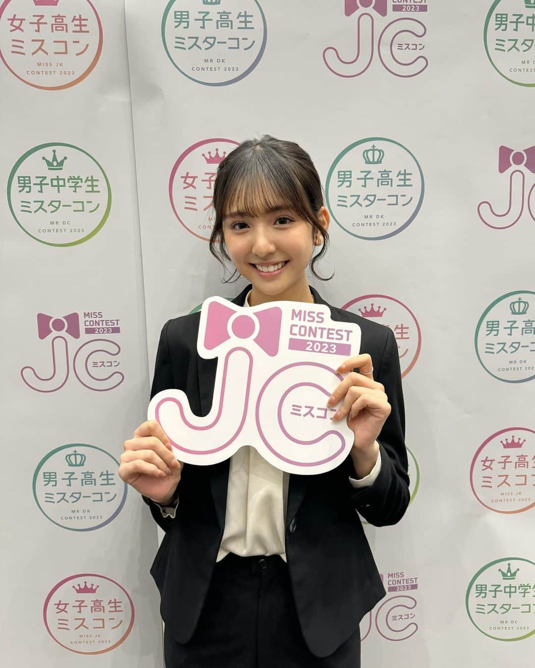 清水あす香さんのインスタグラム写真 - (清水あす香Instagram)「JCミスコン2023 グランプリ発表 ありがとうございました。  昨年に引き続き今年は私がプレゼンター、まうちゃんがアンバサダーという形で務めさせて頂きました。  改めまして、受賞された皆さん、おめでとうございます。 皆さんの活躍を心から応援するとともに追い越されぬよう私自身も、より精進していきます。   #JCミスコン #JCミスコン2023 #グランプリ発表」12月3日 17時52分 - asu_asu_51000