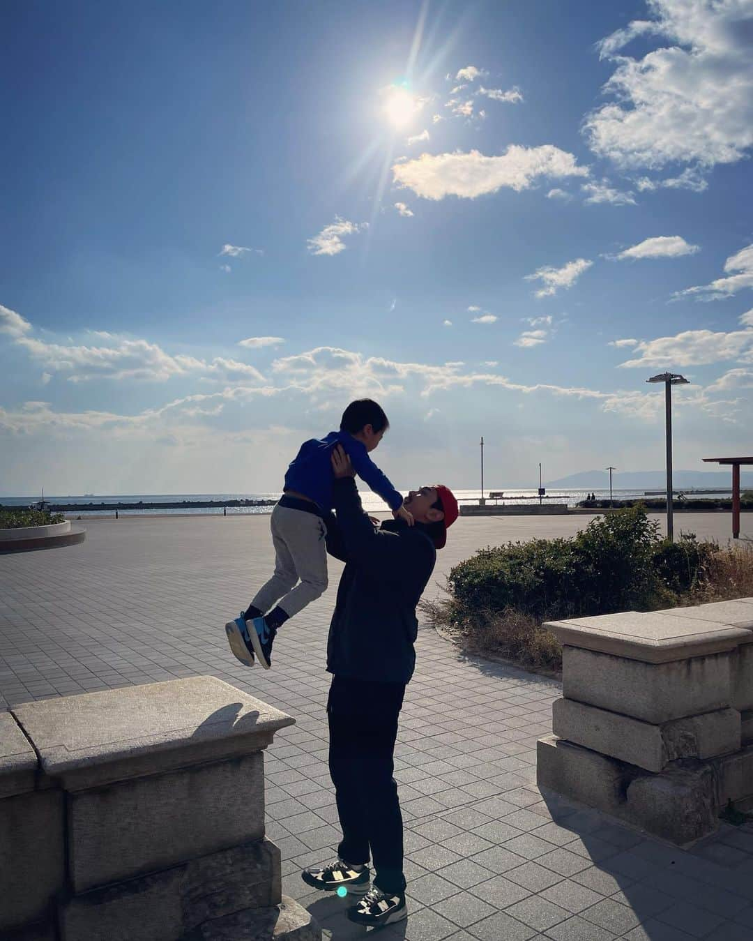 小川ひとみさんのインスタグラム写真 - (小川ひとみInstagram)「Full of Love!!🫶🌈🕊💓  息子のお外遊びに 娘達のお散歩に お天気に恵まれた日曜日でした🥰  皆様のコメントに 今日は包まれてぽかぽかになりました 本当にありがとう🥹🫶💓💓 #love」12月3日 17時54分 - hitomy220