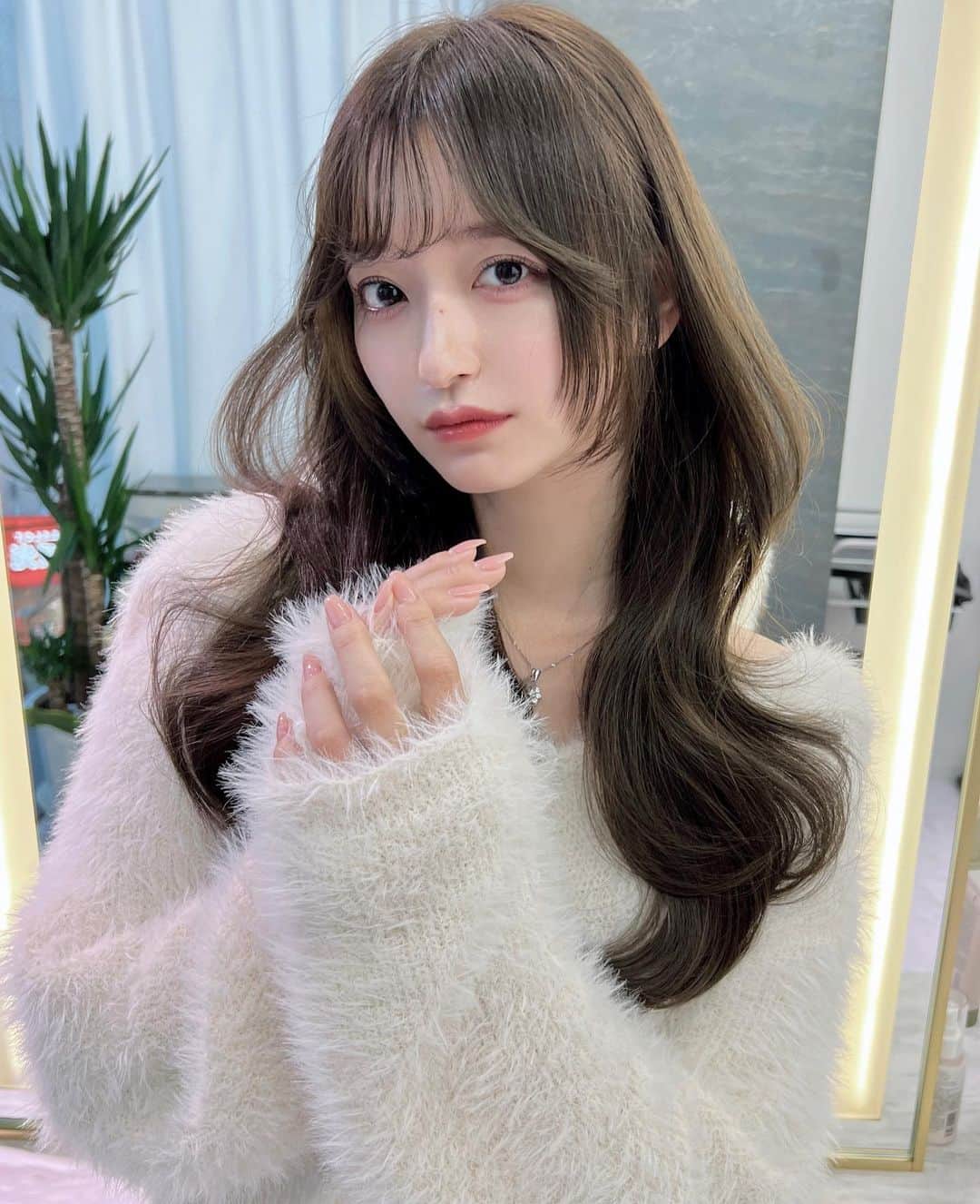 早川実季のインスタグラム：「ふわふわのニットにふわふわの髪🐇❄️  １２月大好き🎄🎁 寒いのは嫌だけど、誕生日もクリスマスももうすぐで楽しみ♡  #maybins #姫カット #韓国ファッション #韓国ヘア #ヨシンモリ」