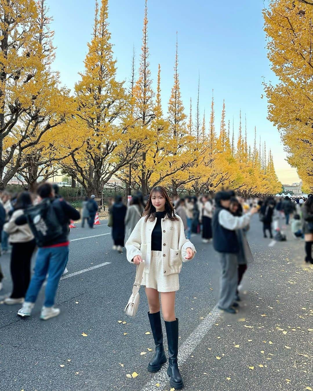 RISAさんのインスタグラム写真 - (RISAInstagram)「. こんばんは〜🍁🧡  . 今年も紅葉を見に遠出は出来なかったので 神宮外苑のイチョウ並木をレディたん連れてお散歩がてら 見に行ってきました☺️💛  . まだまだ葉があって綺麗だったよー♡♡ 16時半からlight upされるから夕方行くのも オススメです〜🍁✨✨✨  . この日のコーデは展示会で一目惚れして買ってた @coel.official のセットアップ🤍  . 黒系のセットアップはたくさん持ってるんだけど、 白系のジャケットセットアップ持ってないから🤭！！ 今年沢山着ようと思う🤍🤍  . コエルは本当生地がしっかりしてて ボタン１つ1つ拘っていてデザインいつもかわいい🥹🤍  .  .  #イチョウ並木 #銀杏並木 #神宮外苑いちょう並木 #神宮外苑 #コエル #セットアップ #セットアップコーデ #高身長コーデ #秋コーデ #冬コーデ #ホワイトコーデ #ロングブーツ #ootd #綺麗めコーデ #青山 #ジャケットコーデ #洋服好きな人と繋がりたい #coordinate #tokyo」12月3日 17時56分 - arilady0423